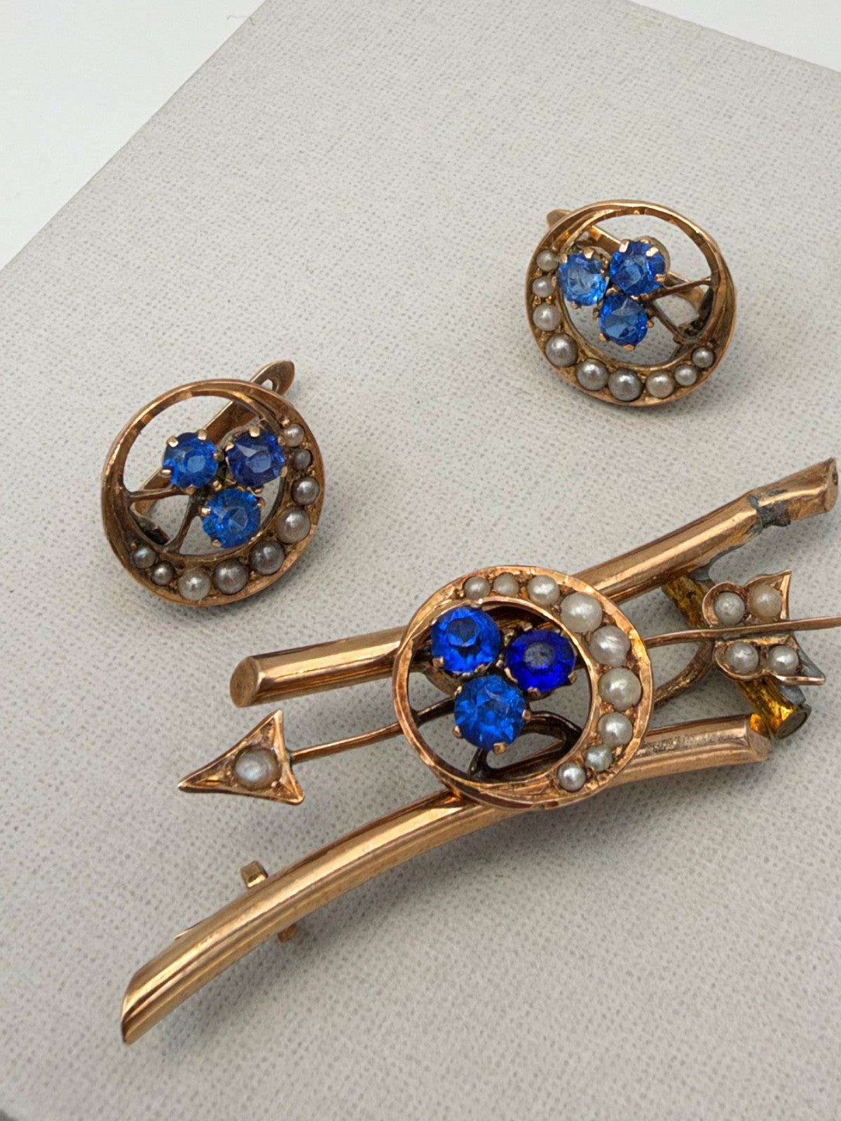 Parure antica spilla e orecchini in oro 6/7 kt con paste vitree blu, fine '800 – foto 3