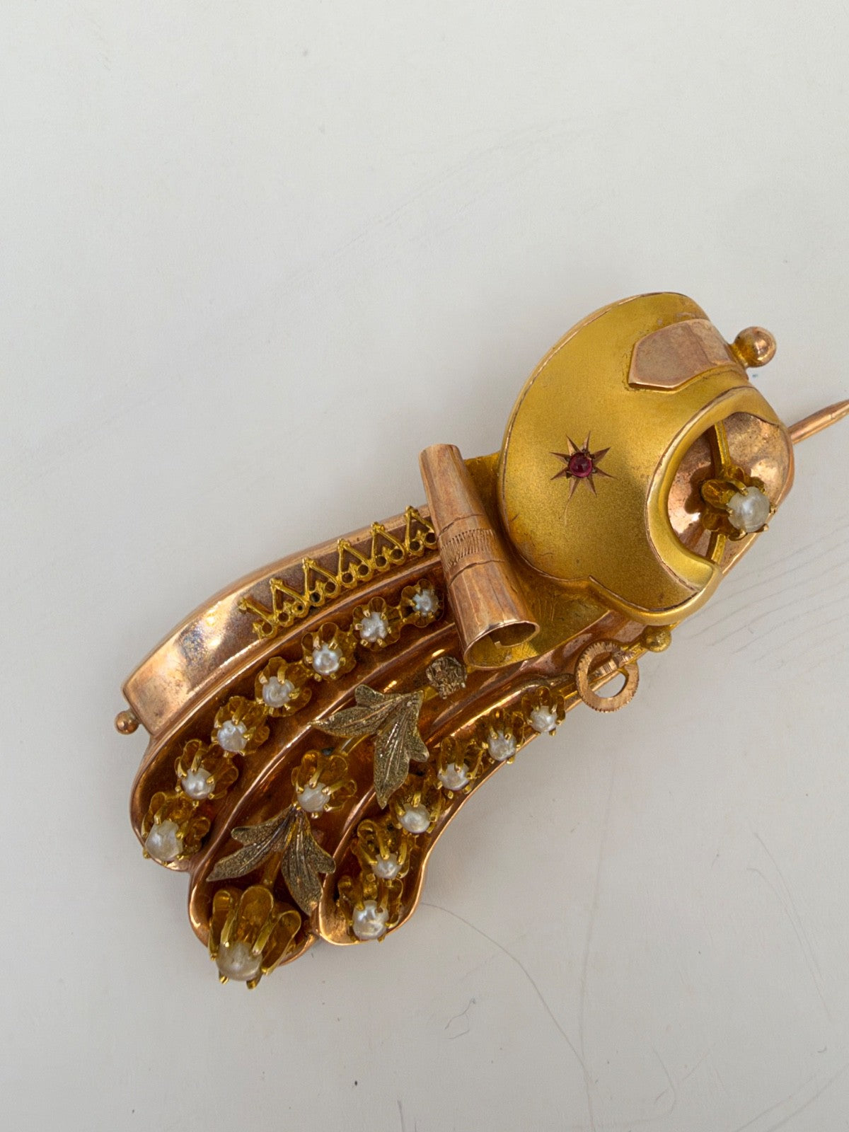 Spilla borbonica in oro 6/7 kt con volute, foglie e microperle, fine '800 – foto 4