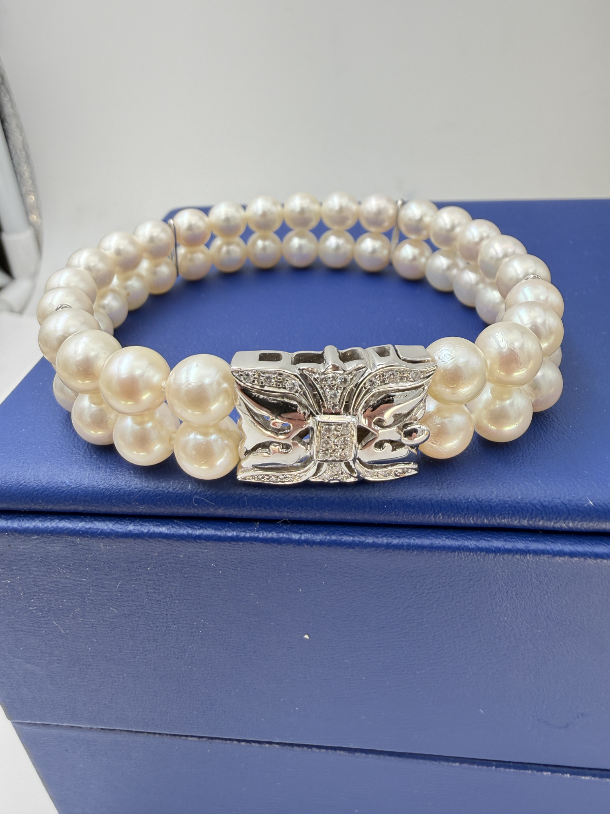 Bracciale doppio filo di perle con chiusura in oro bianco 18 kt e brillanti – foto 4
