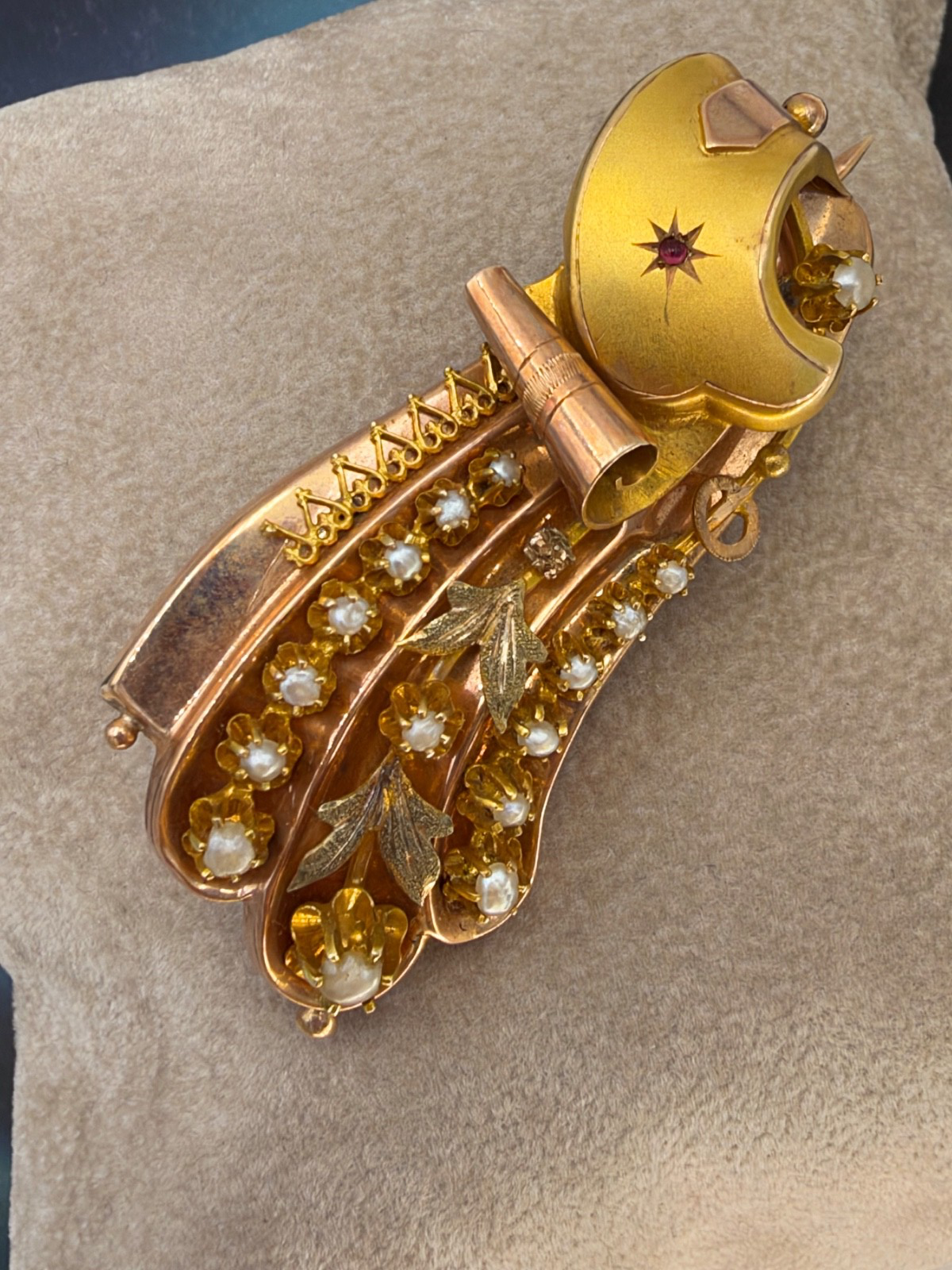 Spilla borbonica in oro 6/7 kt con volute, foglie e microperle, fine '800 – foto 11