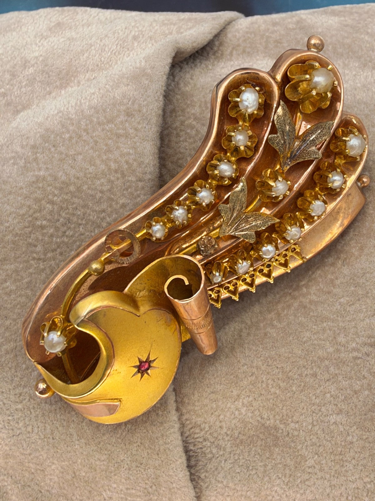 Spilla borbonica in oro 6/7 kt con volute, foglie e microperle, fine '800 – foto 9