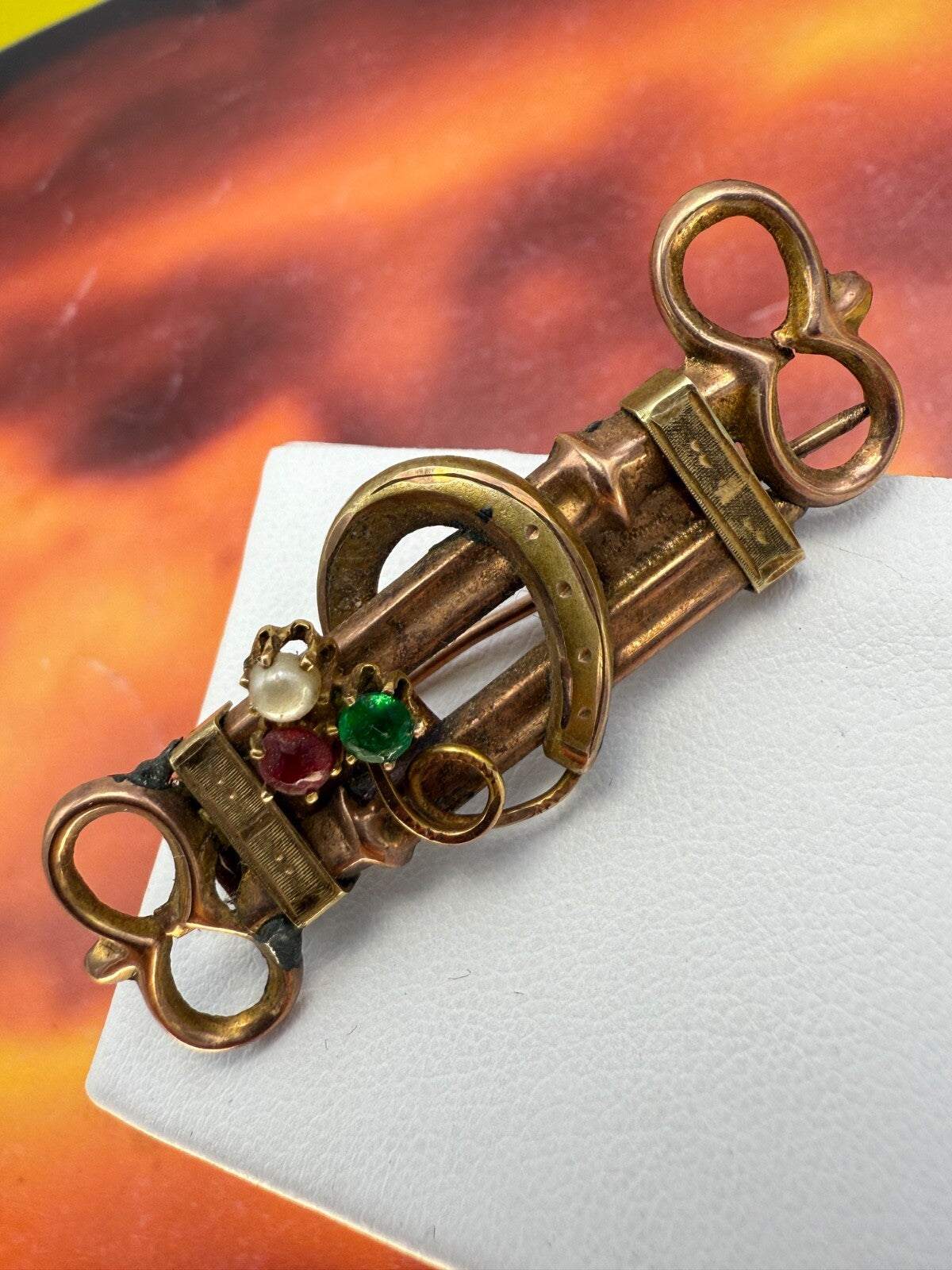 Spilla borbonica a doppia chiave in oro 6/7 kt con paste vitree, fine '800 – foto 2
