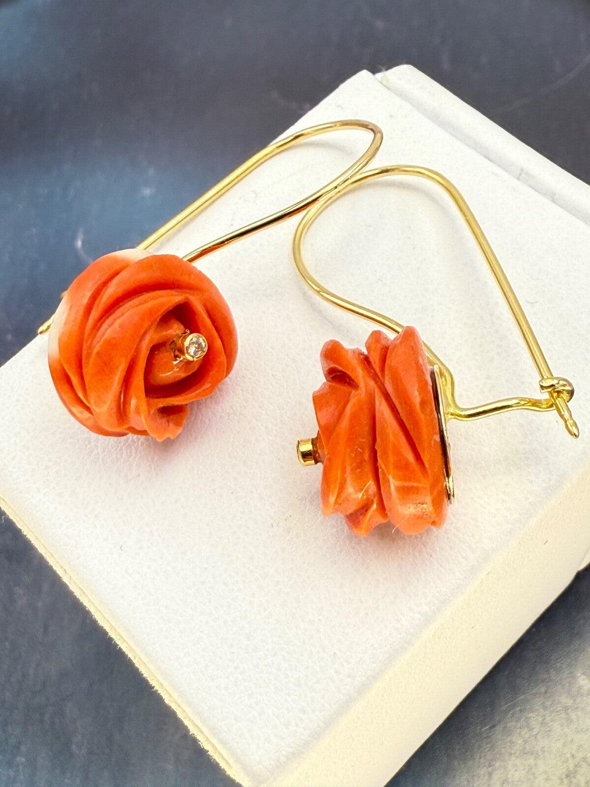 Orecchini a rosa in corallo cerasuolo con brillanti, oro 18 kt – foto 4