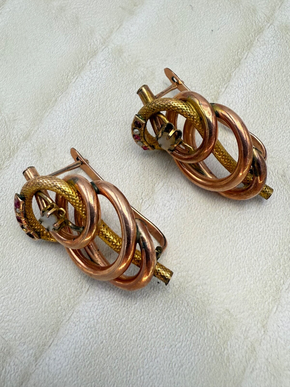 Orecchini antichi in oro 6/7 kt con paste vitree rosse e microperle, '900 – foto 3