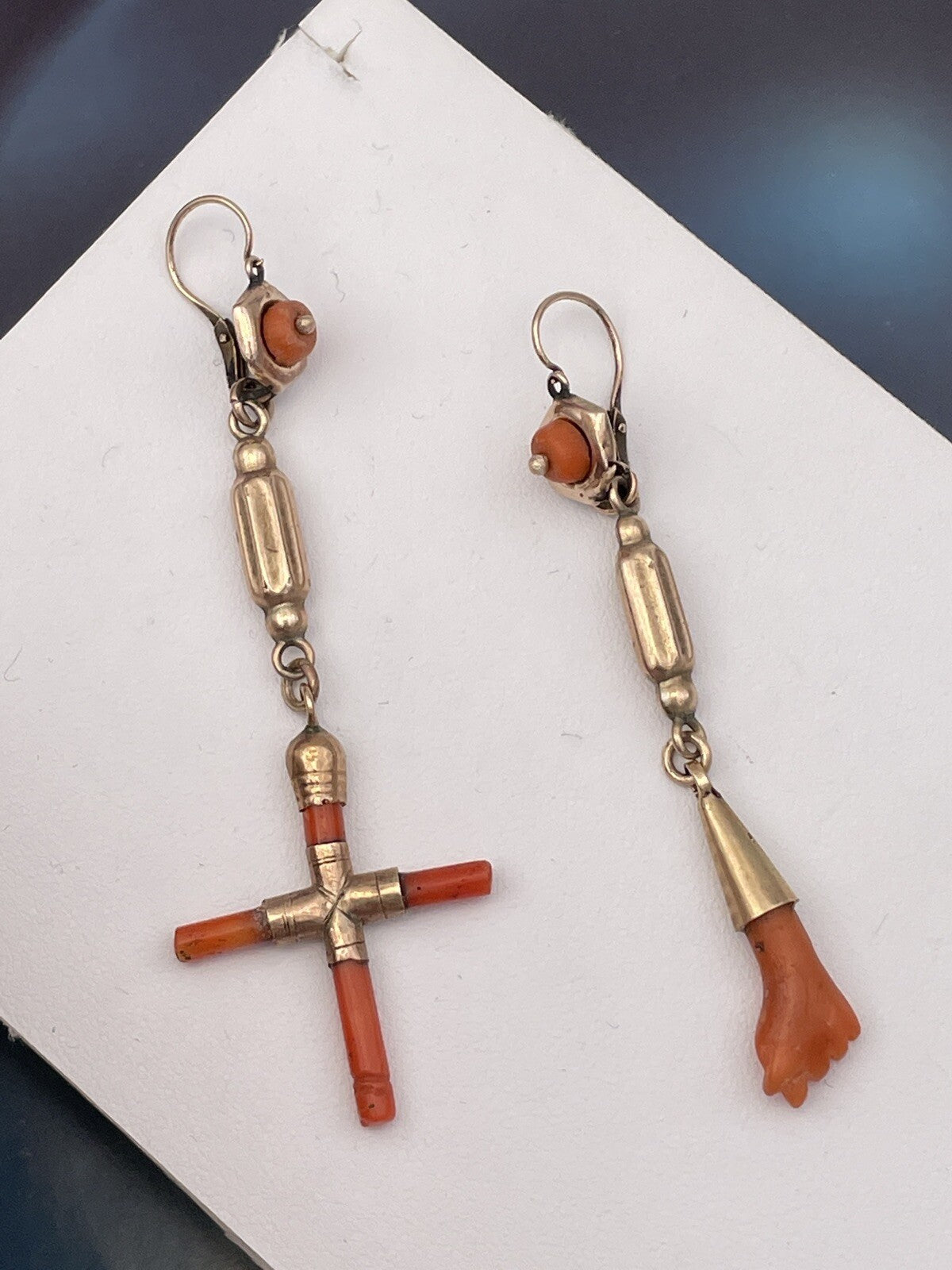 Orecchini antichi in oro rosso 9 kt con corallo, croce e mano fica, inizi '900 – foto 10