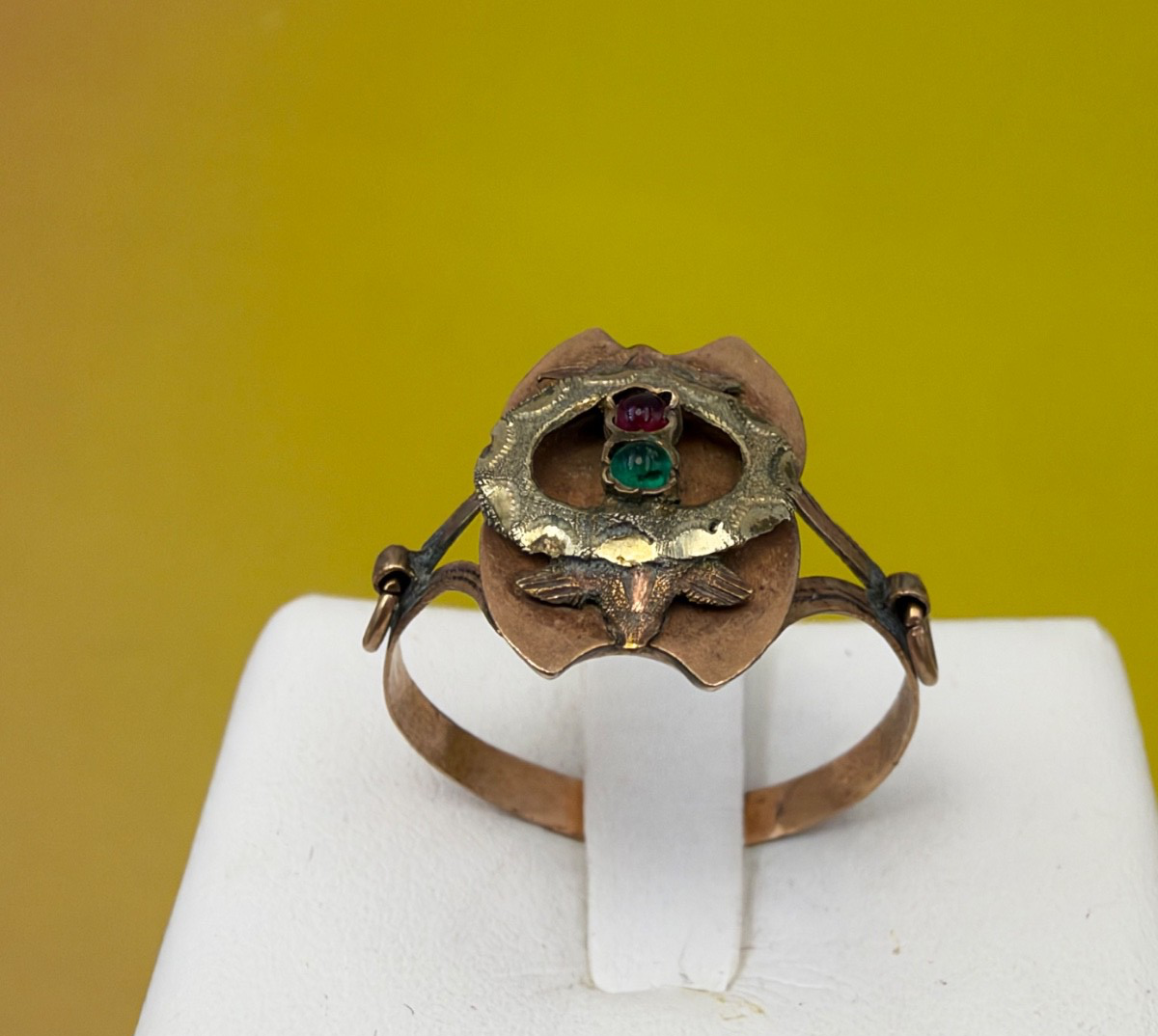 Anello borbonico in oro 6/7 kt con paste vitree verde e rossa, fine '800 – foto 8