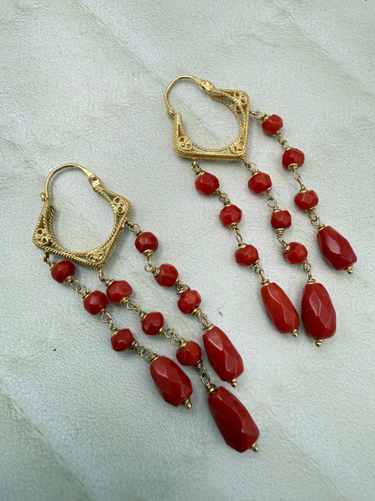 Orecchini pendenti in oro 18 kt con gocce di corallo sfaccettato – foto 2