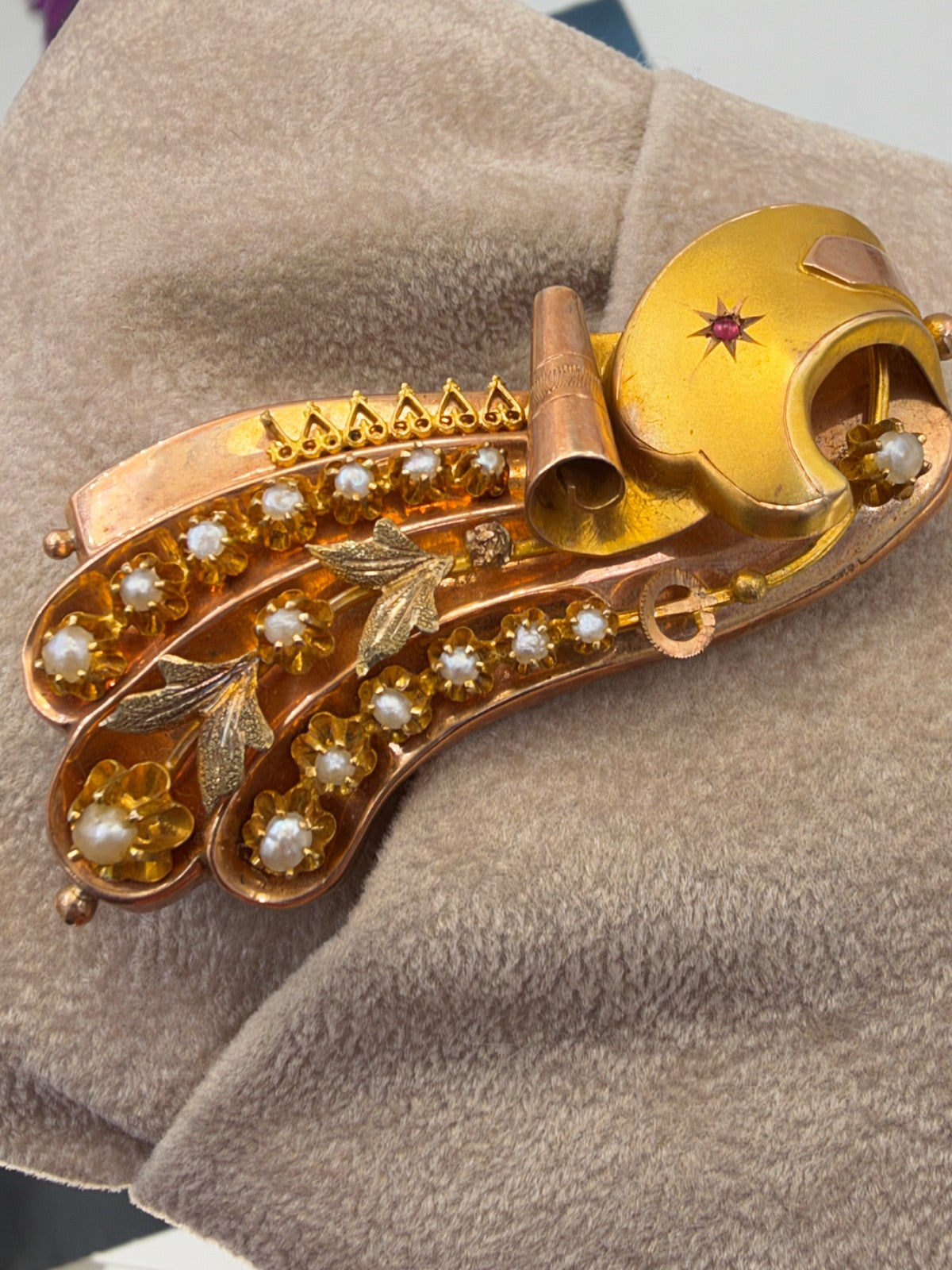 Spilla borbonica in oro 6/7 kt con volute, foglie e microperle, fine '800 – foto 12