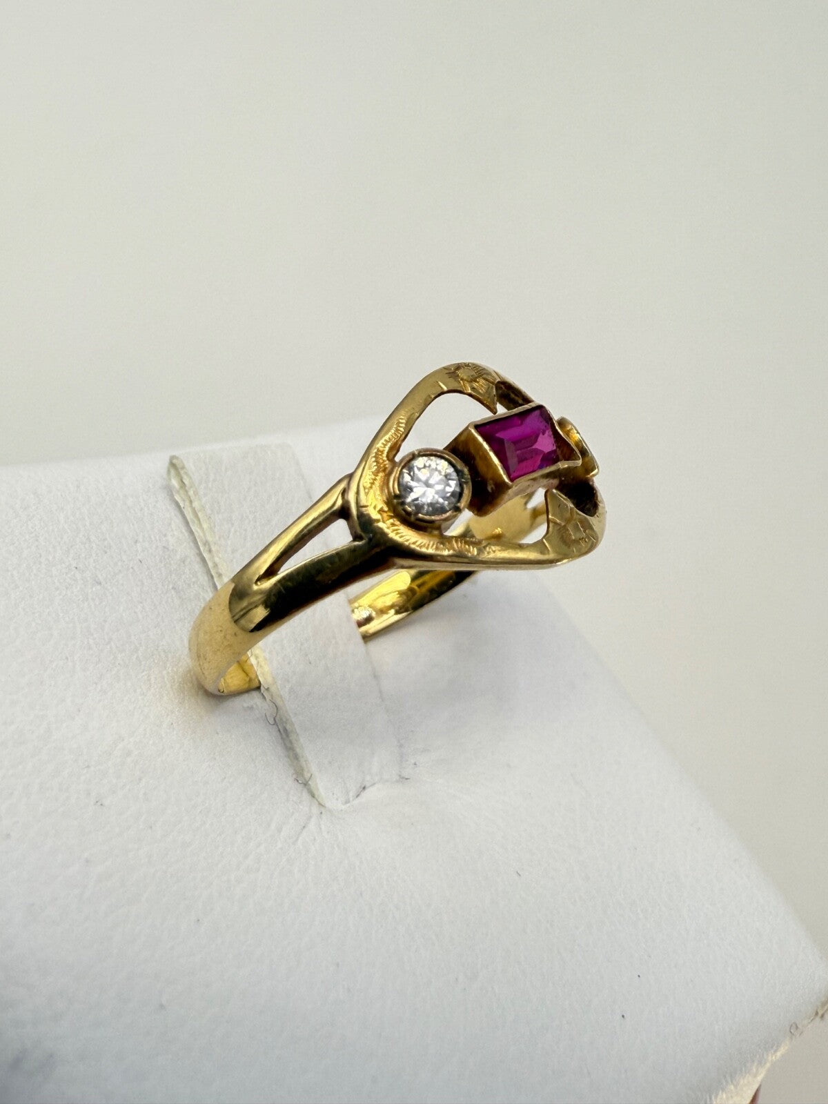 Anello antico in oro 18 kt con paste vitree rossa e bianche, anni '20–'30 – foto 3