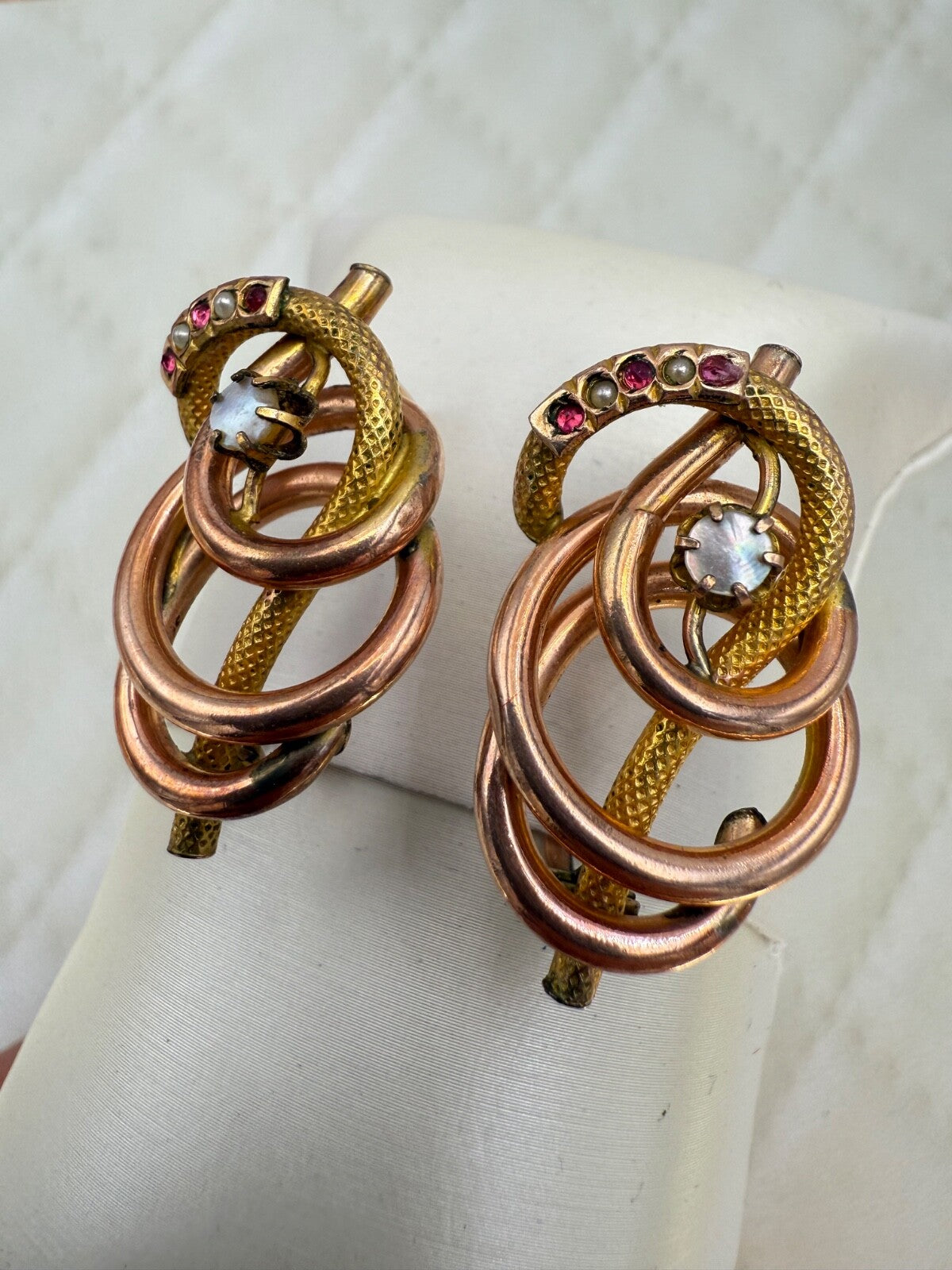 Orecchini antichi in oro 6/7 kt con paste vitree rosse e microperle, '900 – foto 10
