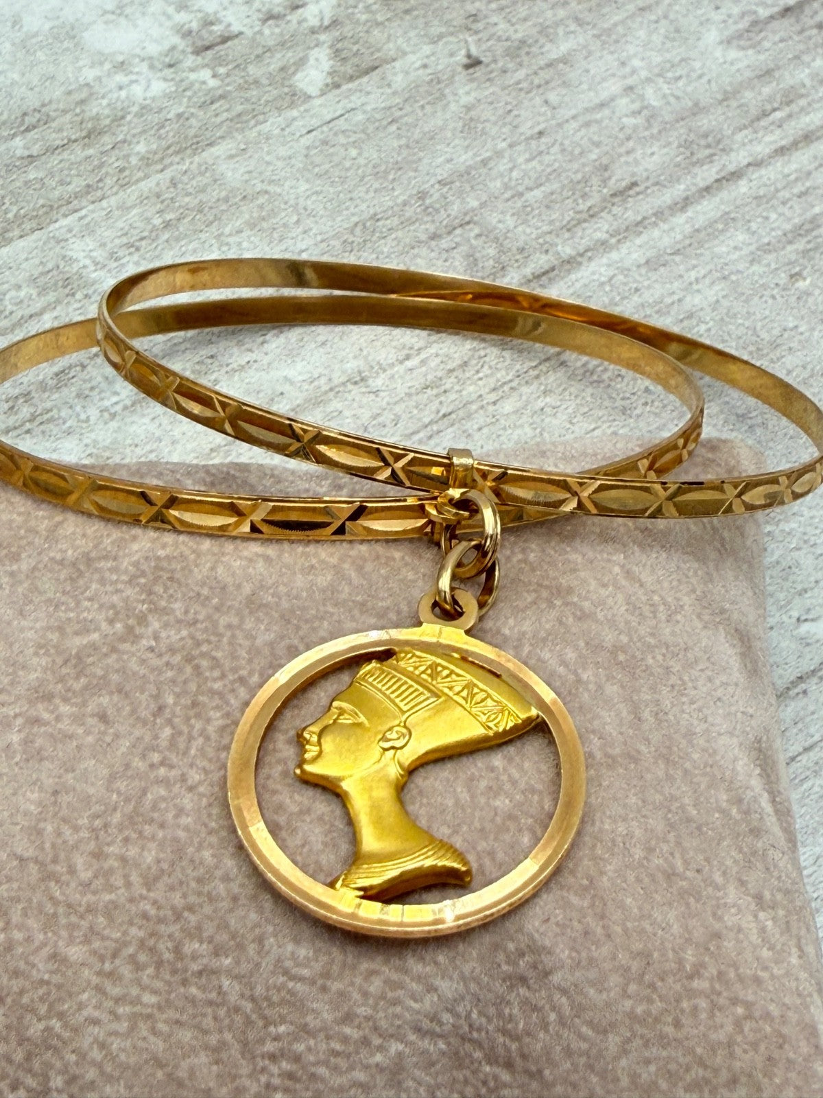 Bracciale a due cerchi in oro giallo 18 kt con ciondolo Nefertiti, anni '60 – foto 8