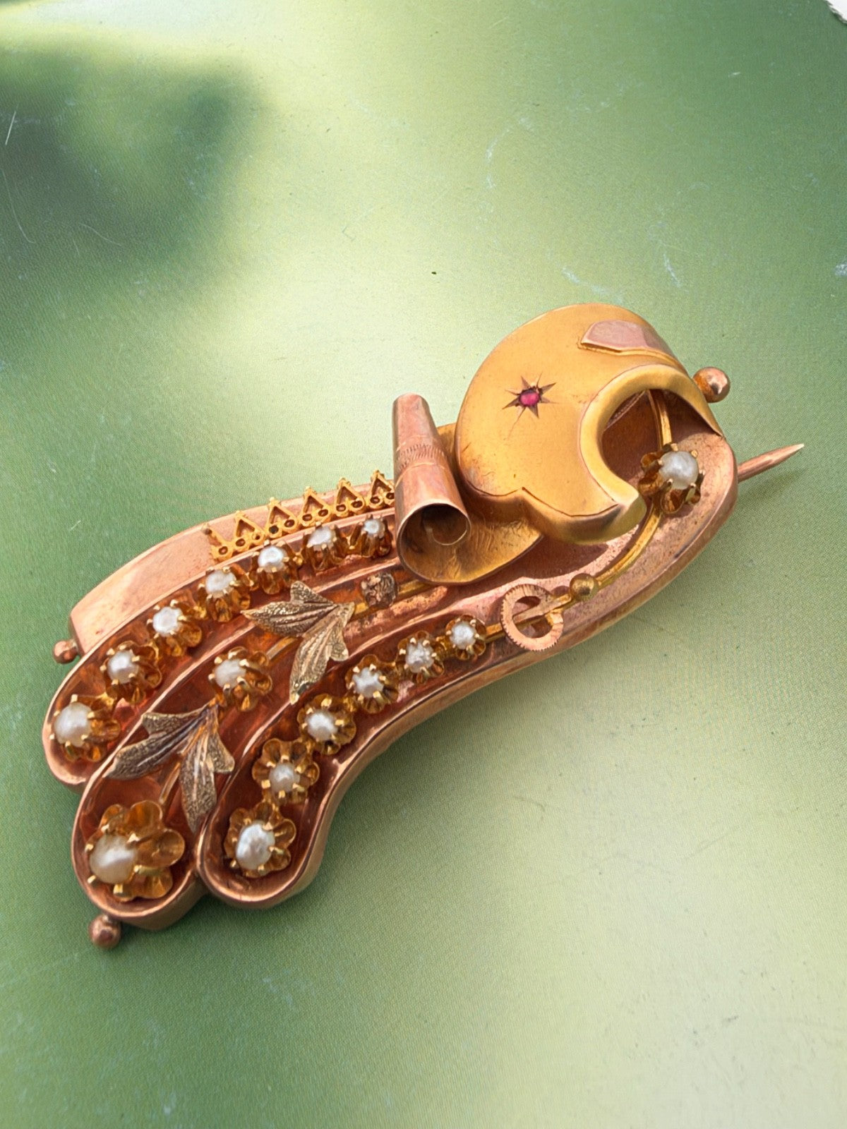 Spilla borbonica in oro 6/7 kt con volute, foglie e microperle, fine '800 – foto 14