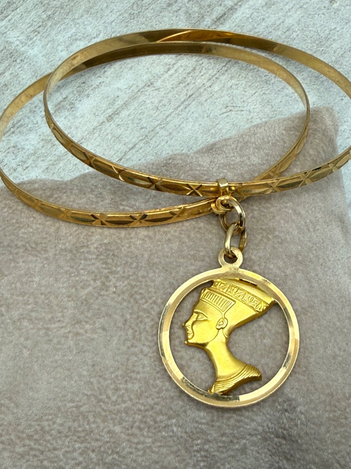 Bracciale a due cerchi in oro giallo 18 kt con ciondolo Nefertiti, anni '60 – foto 13