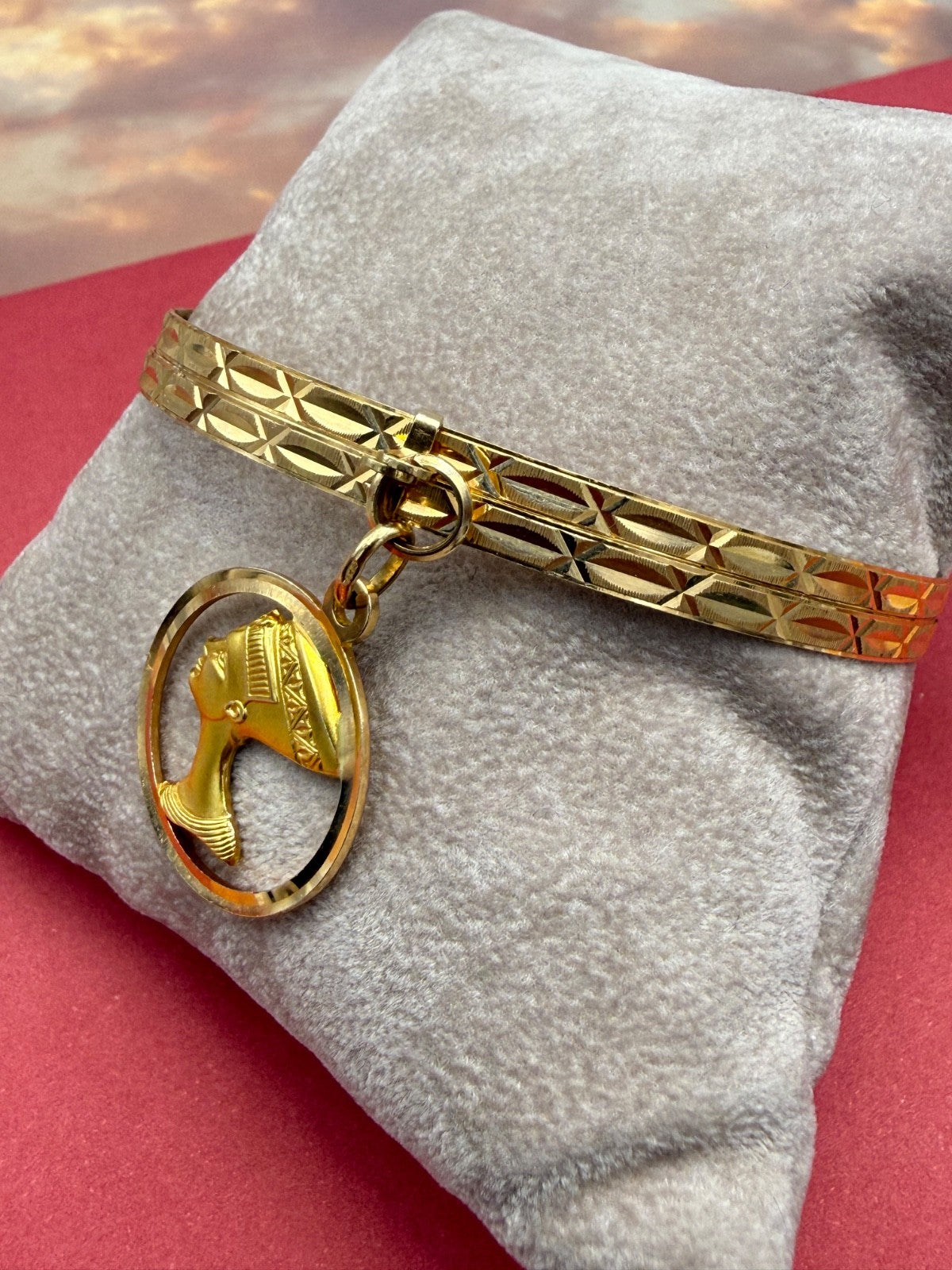 Bracciale a due cerchi in oro giallo 18 kt con ciondolo Nefertiti, anni '60 – foto 3