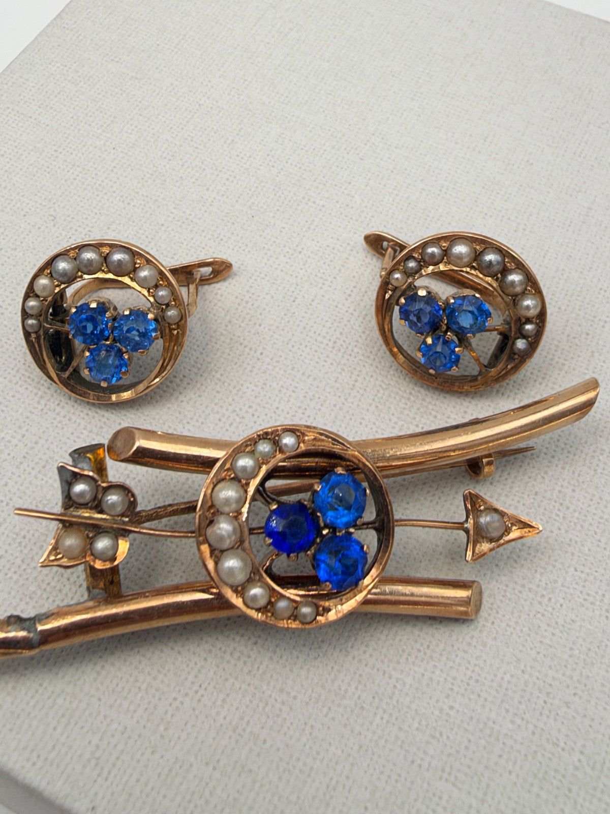 Parure antica spilla e orecchini in oro 6/7 kt con paste vitree blu, fine '800 – foto 5