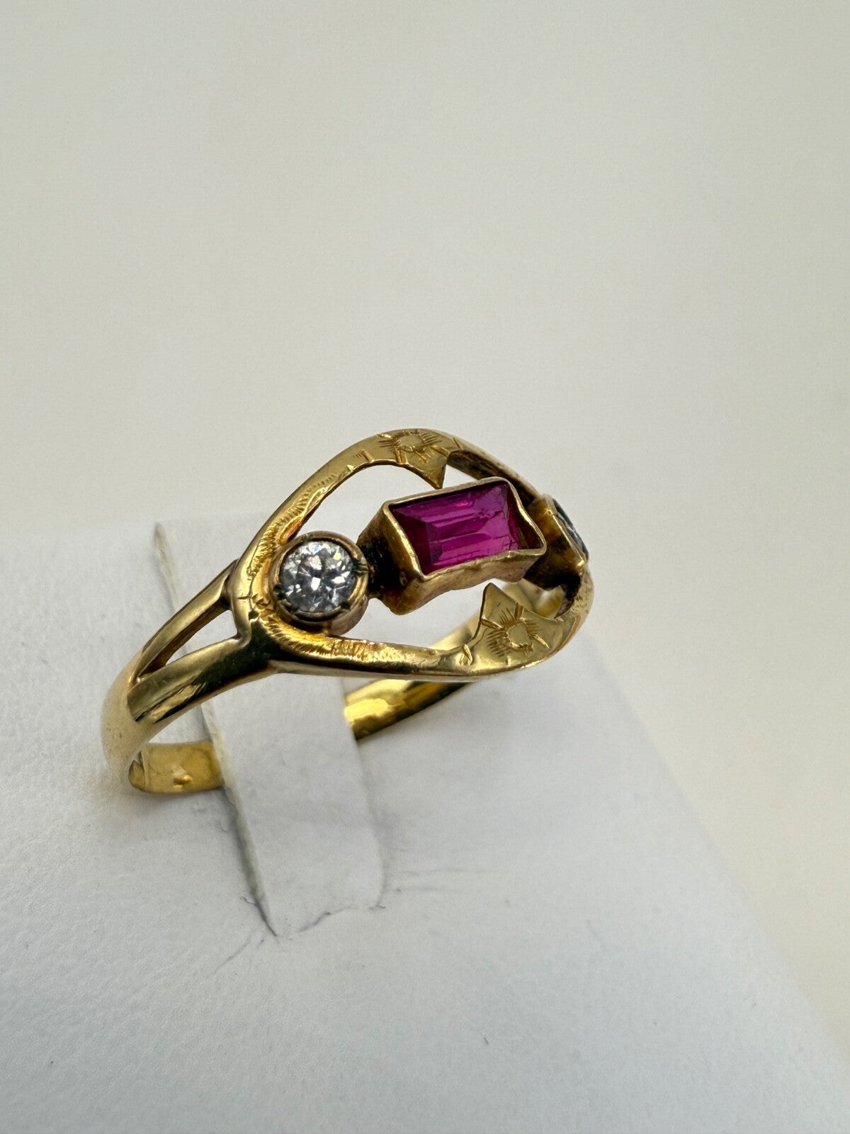 Anello antico in oro 18 kt con paste vitree rossa e bianche, anni '20–'30 – foto 5