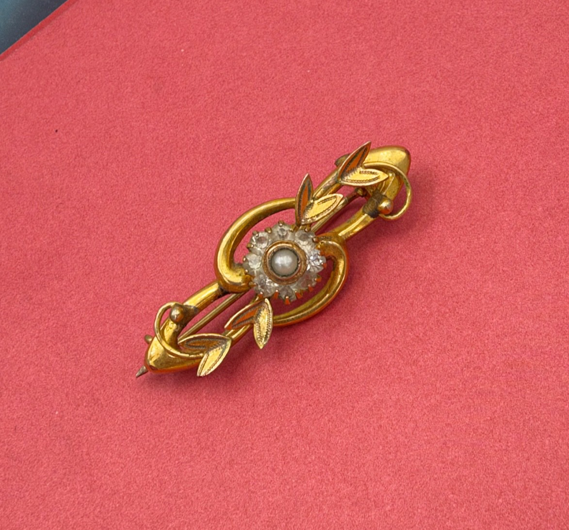Spilla antica in oro 12 kt con madreperla e paste vitree bianche, inizi '900 – foto 2
