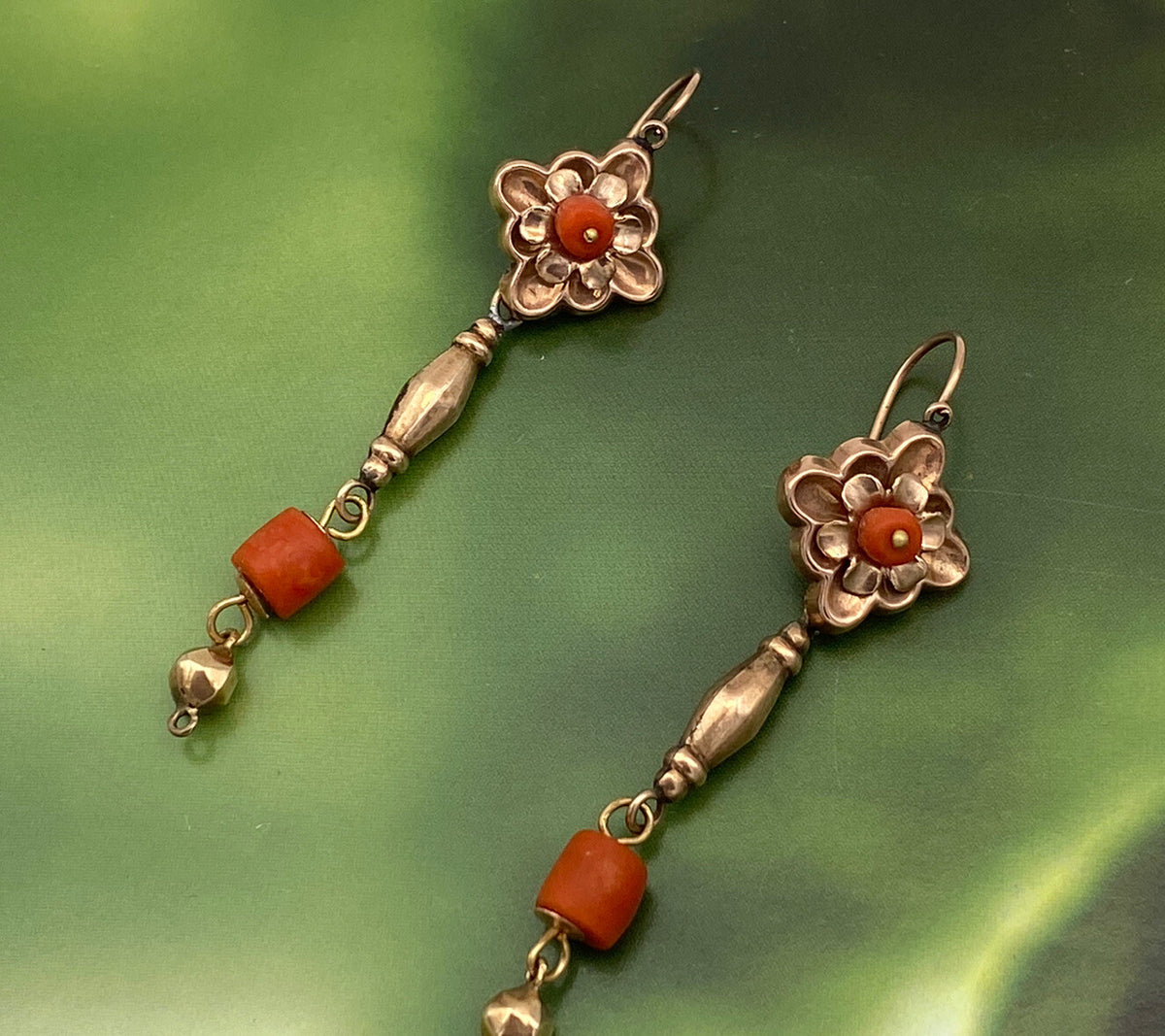 Orecchini antichi in oro rosso 6/7 kt con corallo mediterraneo, fine '800 – foto 3
