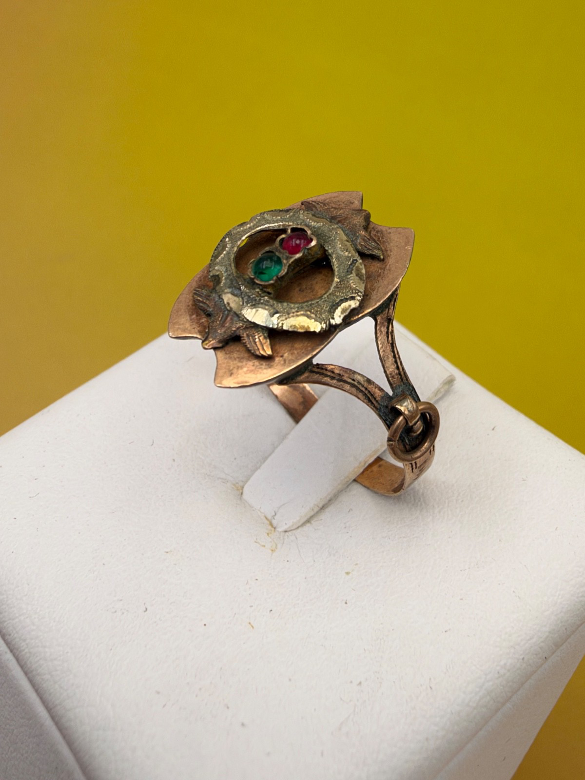 Anello borbonico in oro 6/7 kt con paste vitree verde e rossa, fine '800 – foto 10