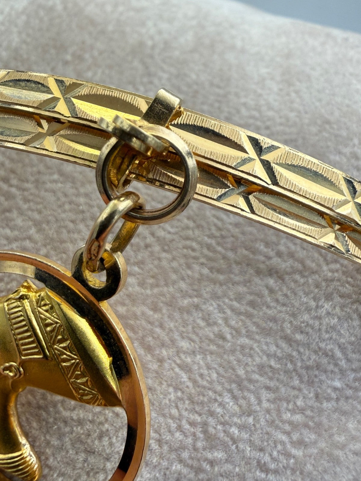 Bracciale a due cerchi in oro giallo 18 kt con ciondolo Nefertiti, anni '60 – foto 10