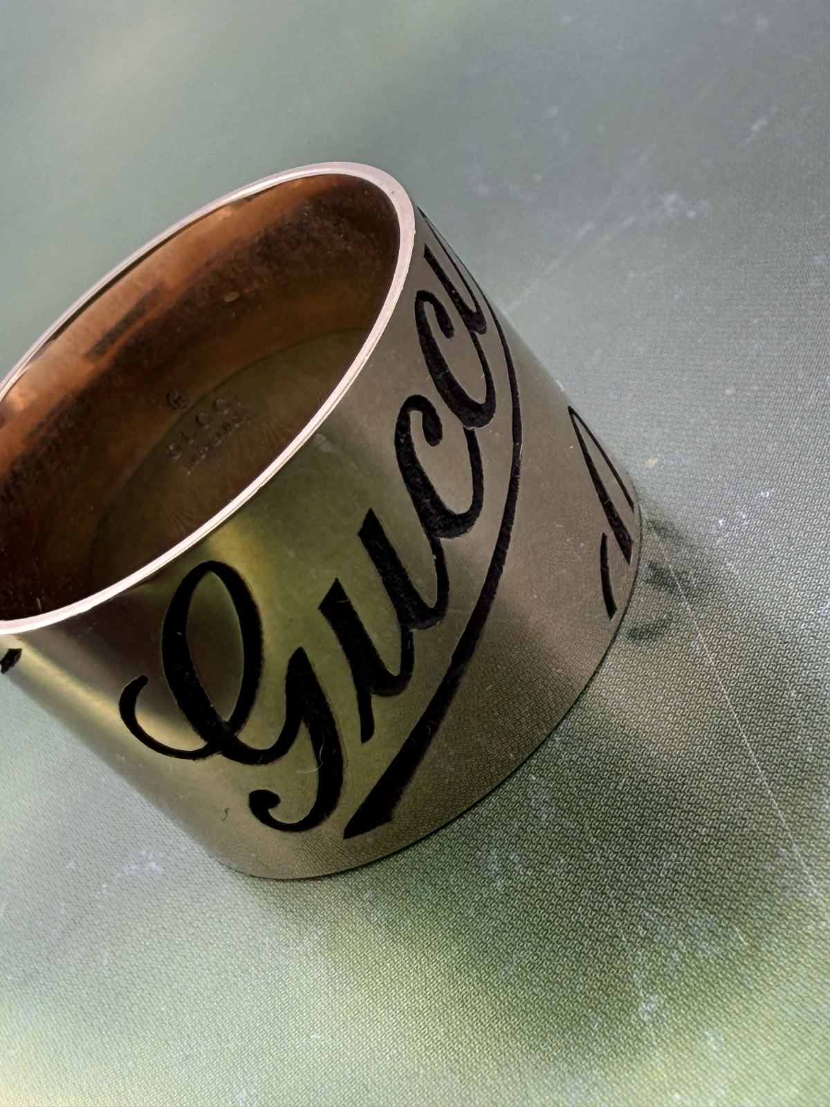 Anello Gucci Icon Prints a fascia larga in oro giallo 18 kt – foto 7