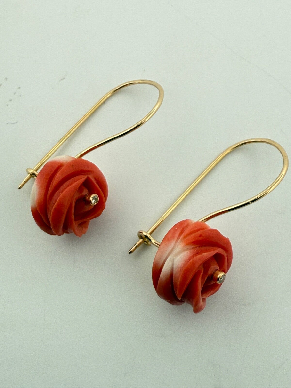 Orecchini a rosa in corallo cerasuolo con brillanti, oro 18 kt