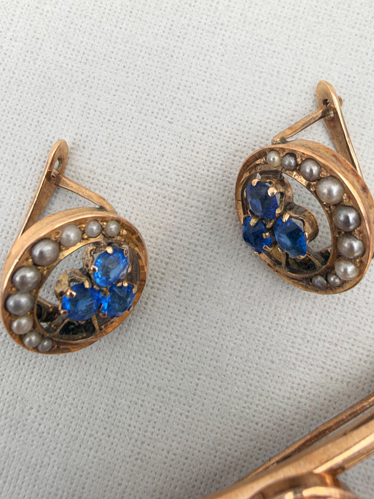 Parure antica spilla e orecchini in oro 6/7 kt con paste vitree blu, fine '800 – foto 8