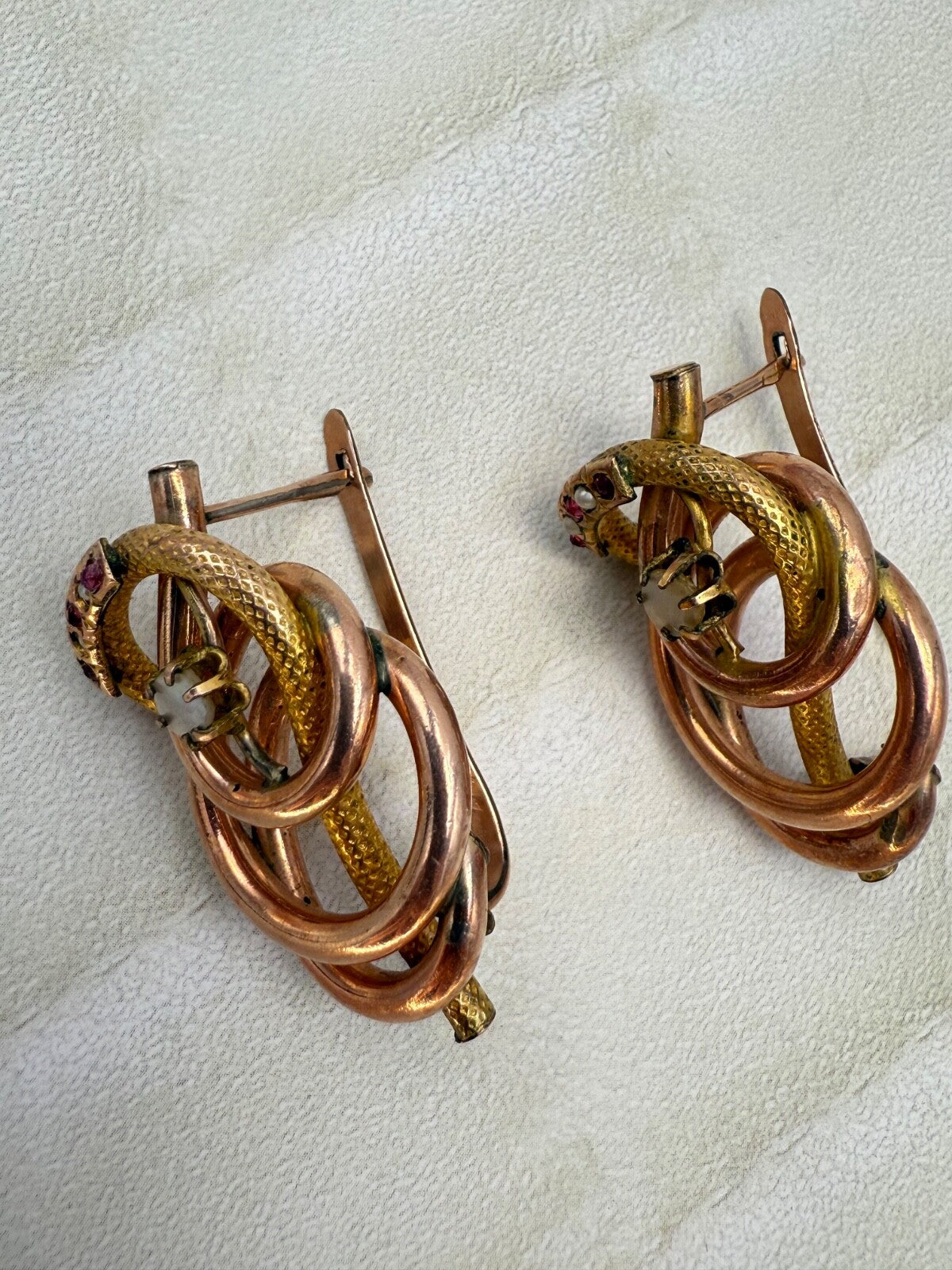 Orecchini antichi in oro 6/7 kt con paste vitree rosse e microperle, '900 – foto 4
