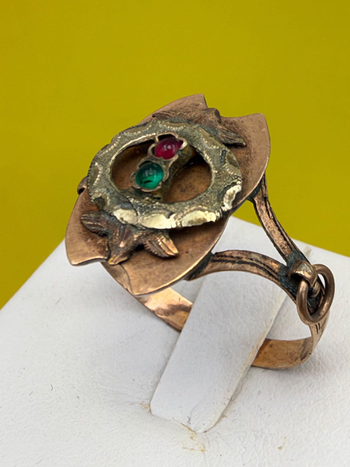 Anello borbonico in oro 6/7 kt con paste vitree verde e rossa, fine '800 – foto 3