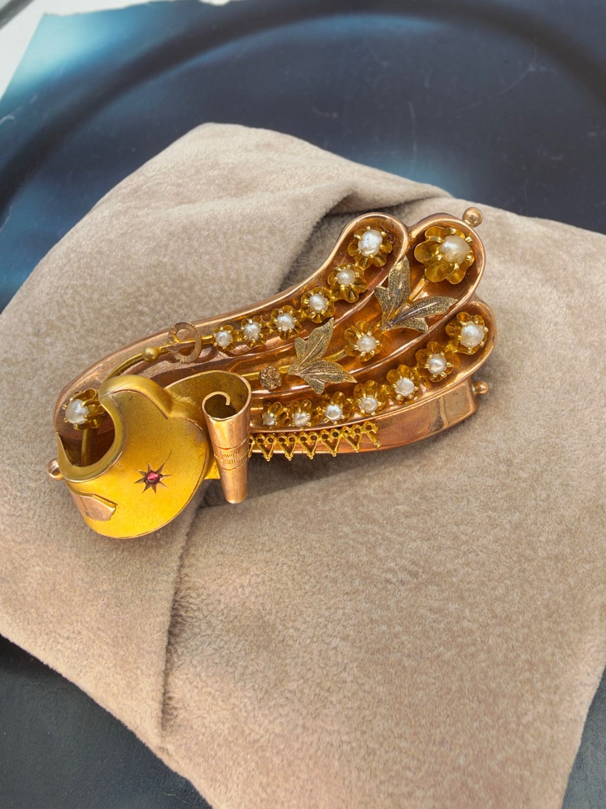 Spilla borbonica in oro 6/7 kt con volute, foglie e microperle, fine '800 – foto 7
