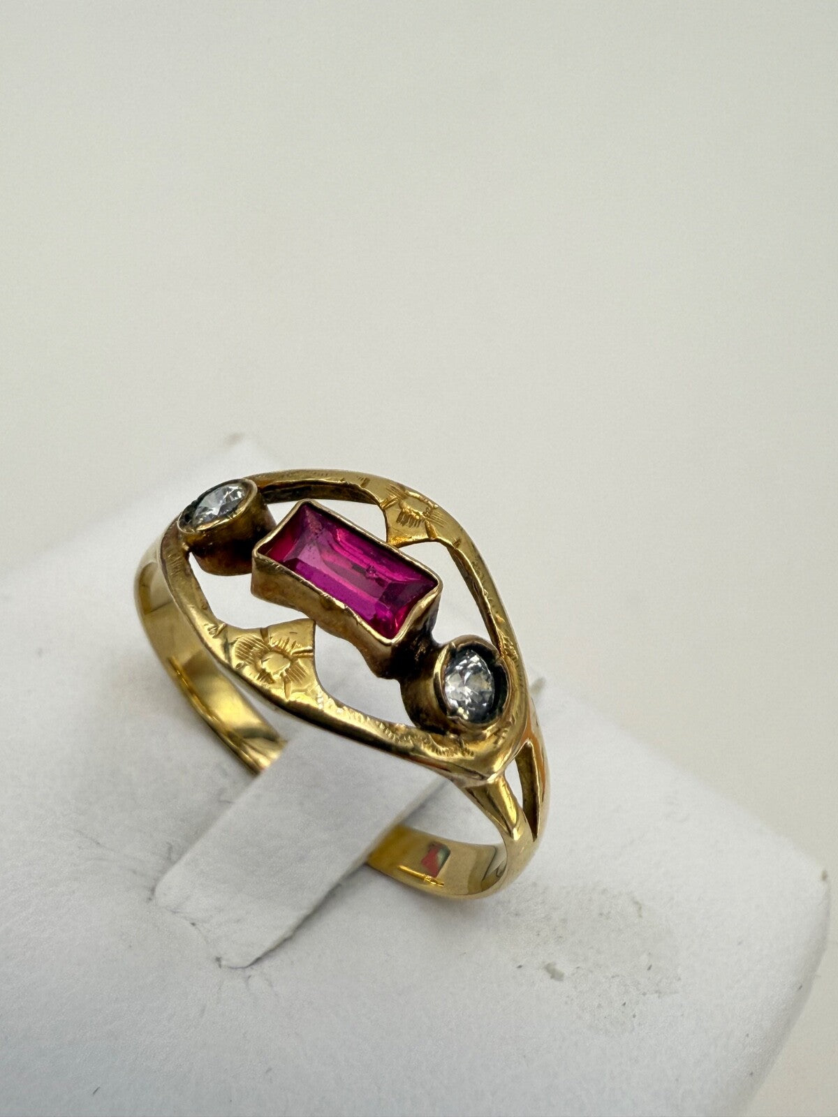 Anello antico in oro 18 kt con paste vitree rossa e bianche, anni '20–'30 – foto 2