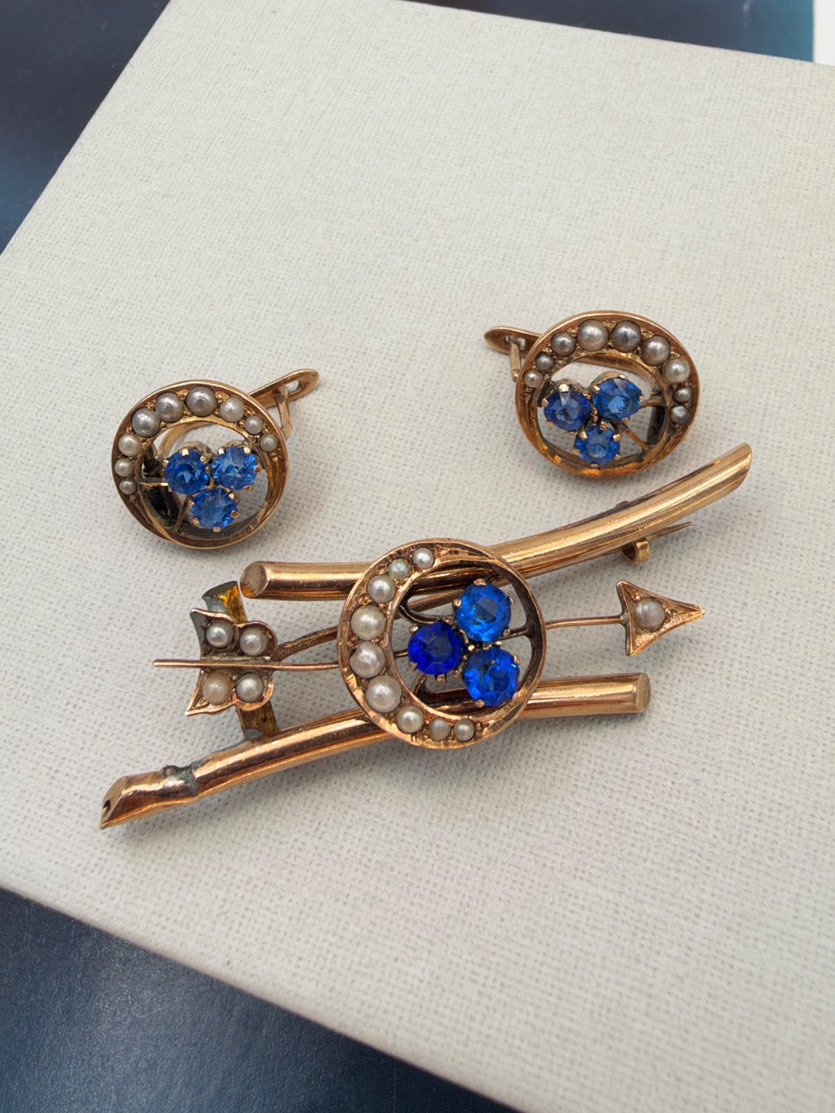 Parure antica spilla e orecchini in oro 6/7 kt con paste vitree blu, fine '800 – foto 11