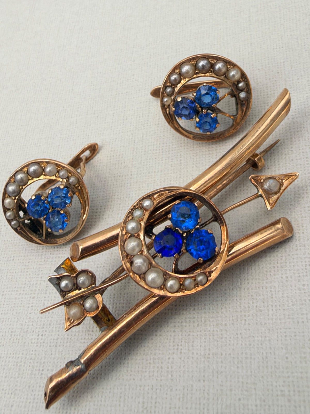Parure antica spilla e orecchini in oro 6/7 kt con paste vitree blu, fine '800 – foto 6