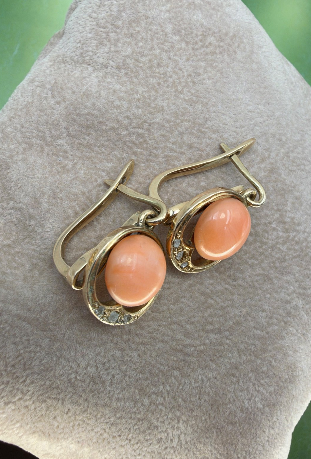 Orecchini antichi in oro rosso 6/7 kt con corallo rosato e diamanti, fine '800