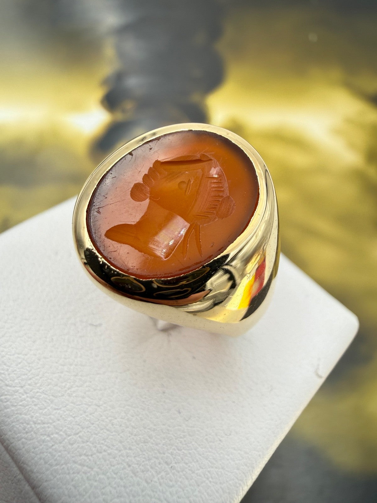 Anello da uomo vintage in oro giallo 18 kt con corniola incisa, anni '60–'70