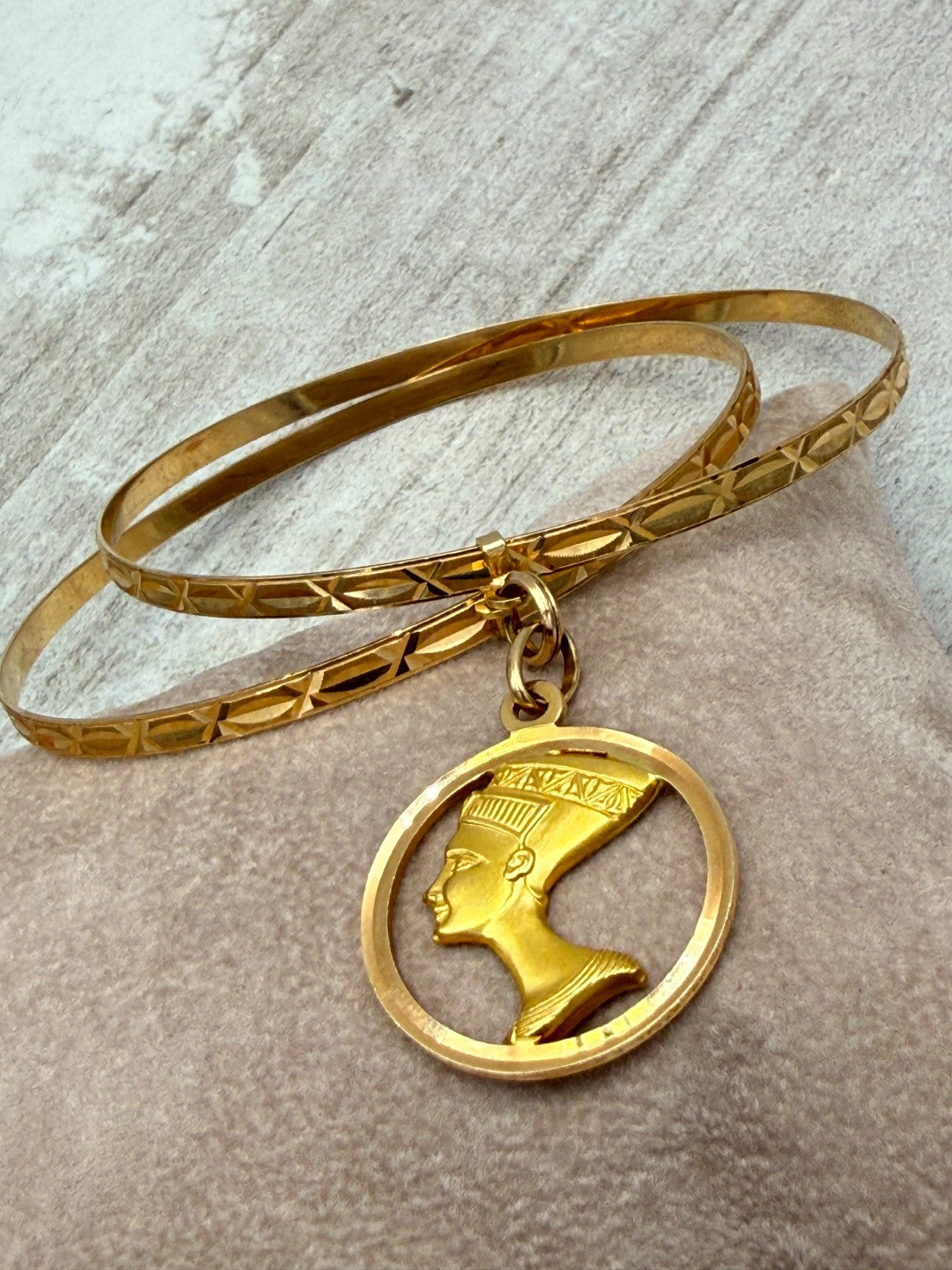 Bracciale a due cerchi in oro giallo 18 kt con ciondolo Nefertiti, anni '60 – foto 7