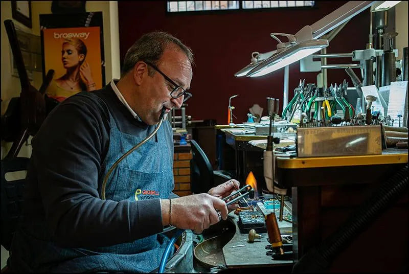 Orafo al lavoro nel laboratorio artigianale Norelli Gioielli a Campobasso
