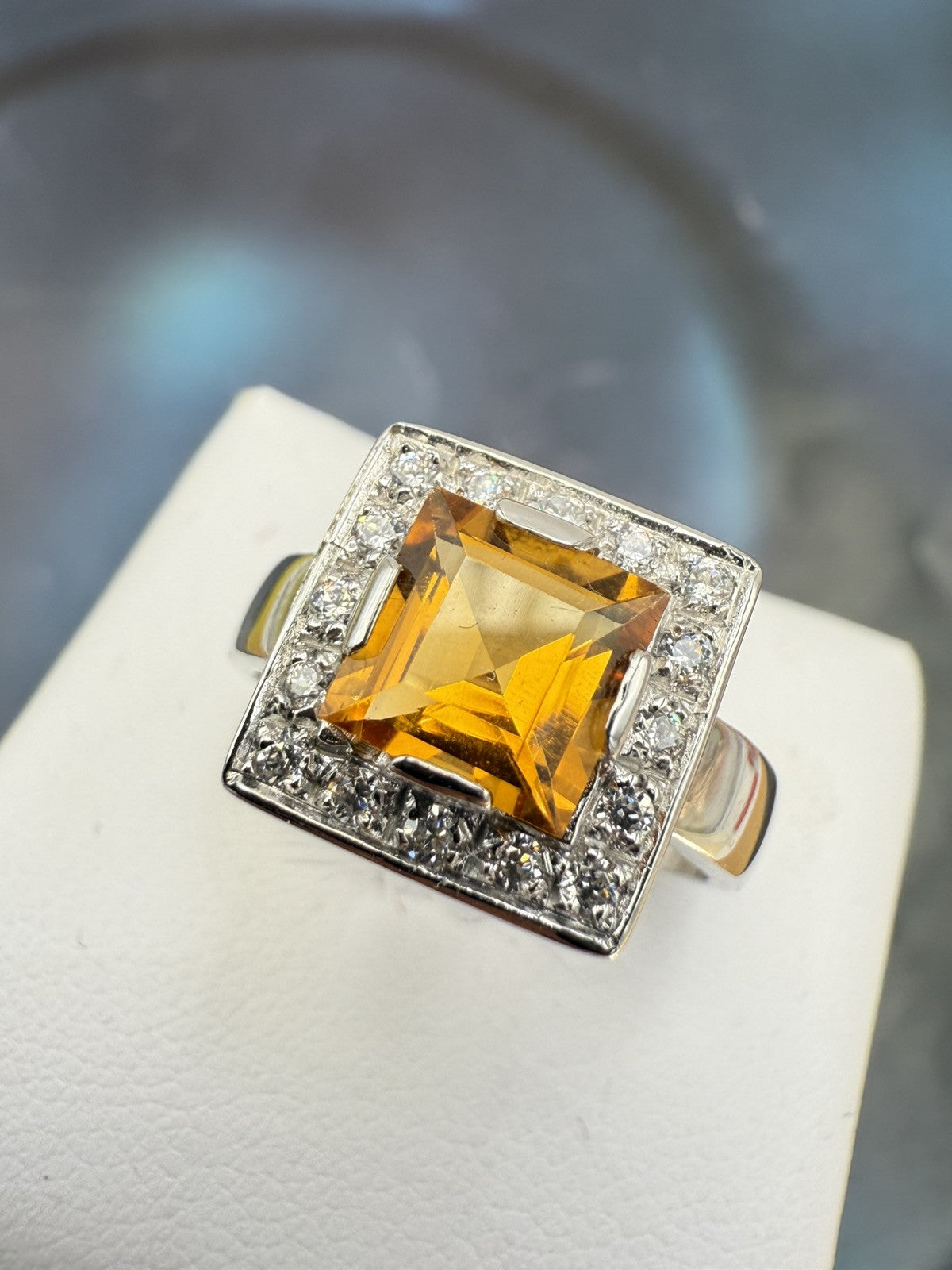 Anello in oro 18 kt con quarzo citrino e contorno di zirconi – foto 4
