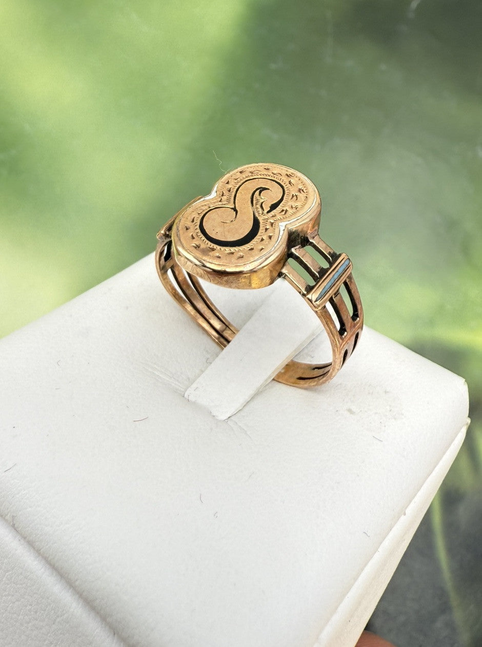 Anello borbonico piccolo con smalti e lettera S in oro 6/7 kt, fine '800 – foto 7