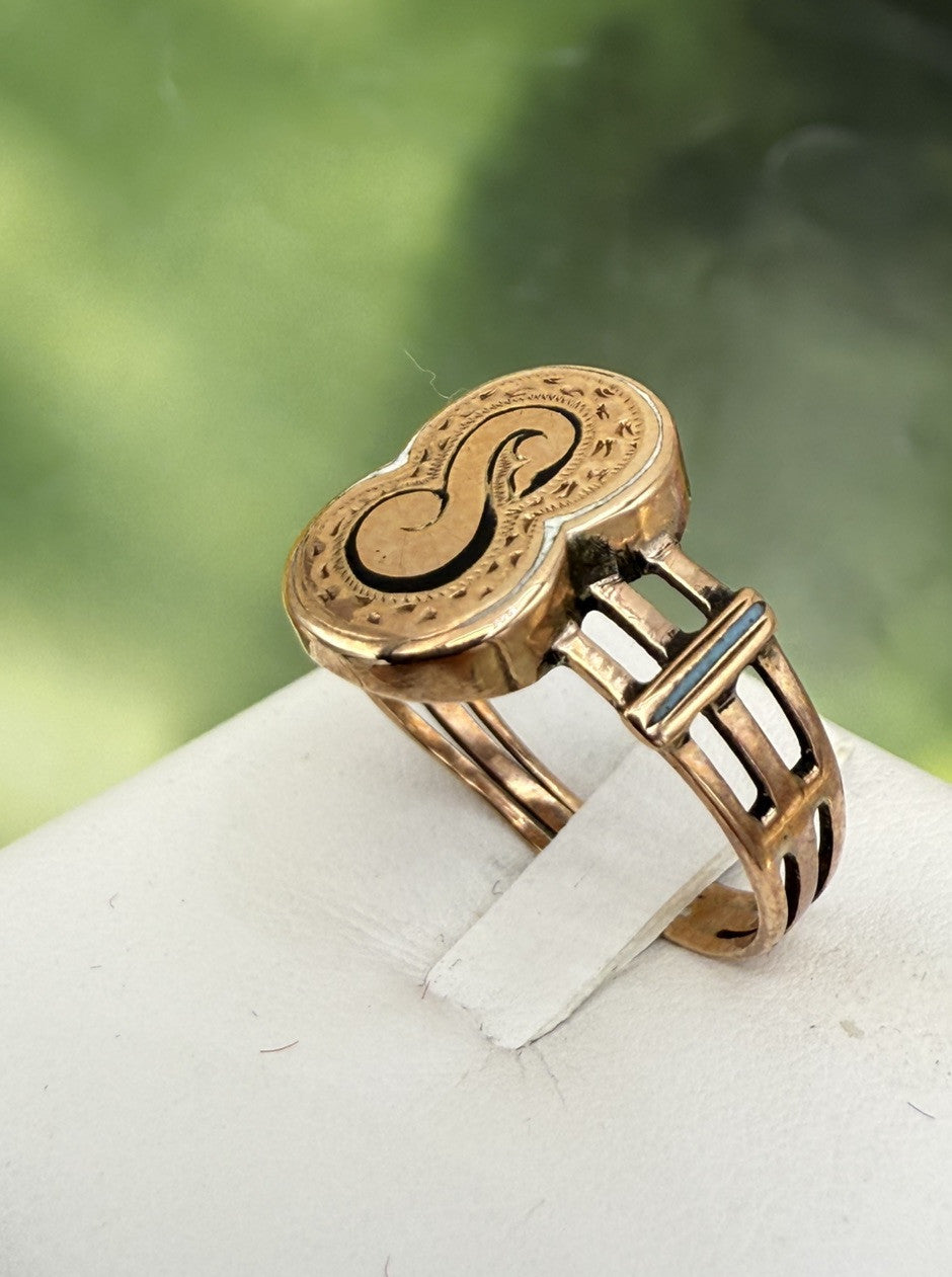 Anello borbonico piccolo con smalti e lettera S in oro 6/7 kt, fine '800 – foto 8