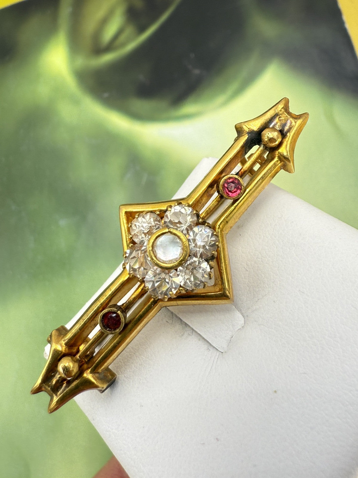 Spilla antica in oro 12 kt con paste vitree bianche e rosse, inizi '900 – foto 4