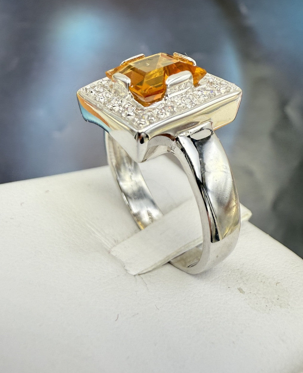 Anello in oro 18 kt con quarzo citrino e contorno di zirconi – foto 5
