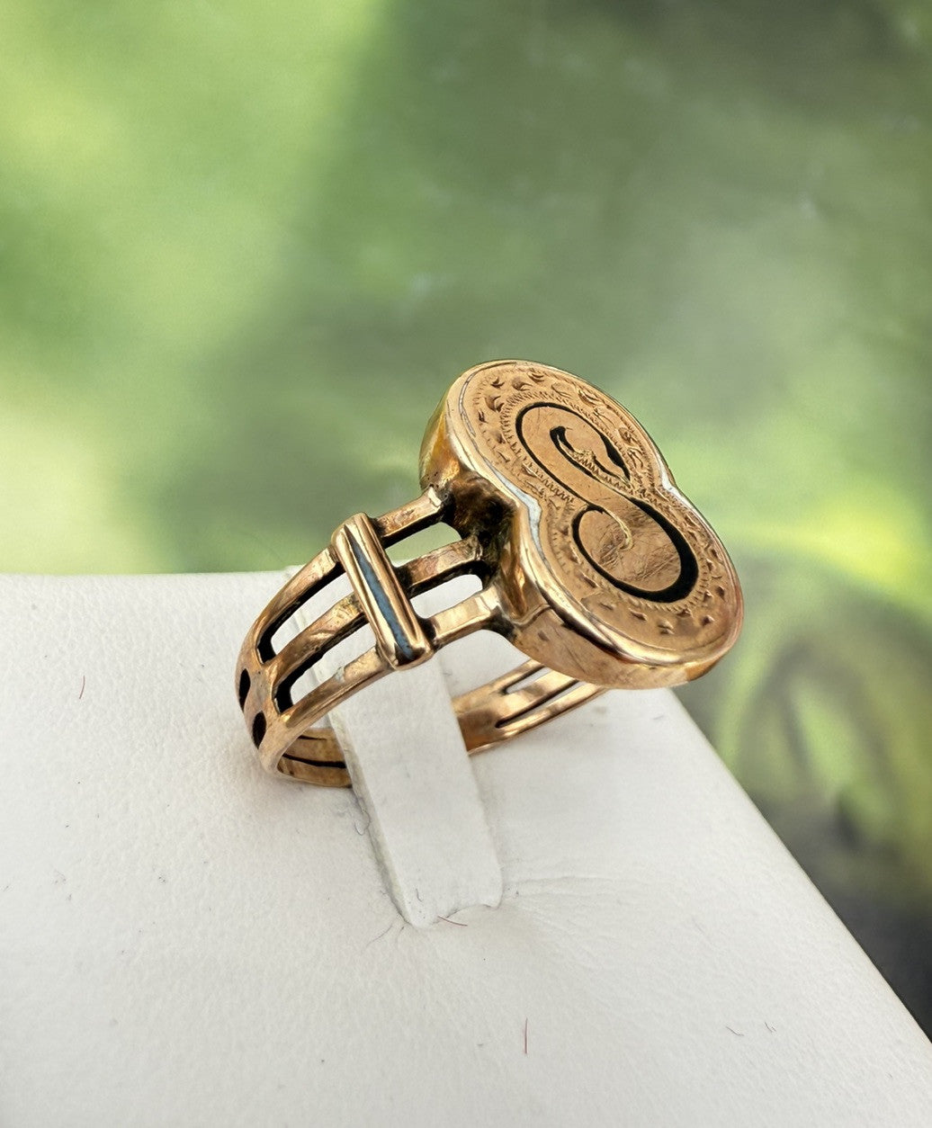 Anello borbonico piccolo con smalti e lettera S in oro 6/7 kt, fine '800 – foto 4