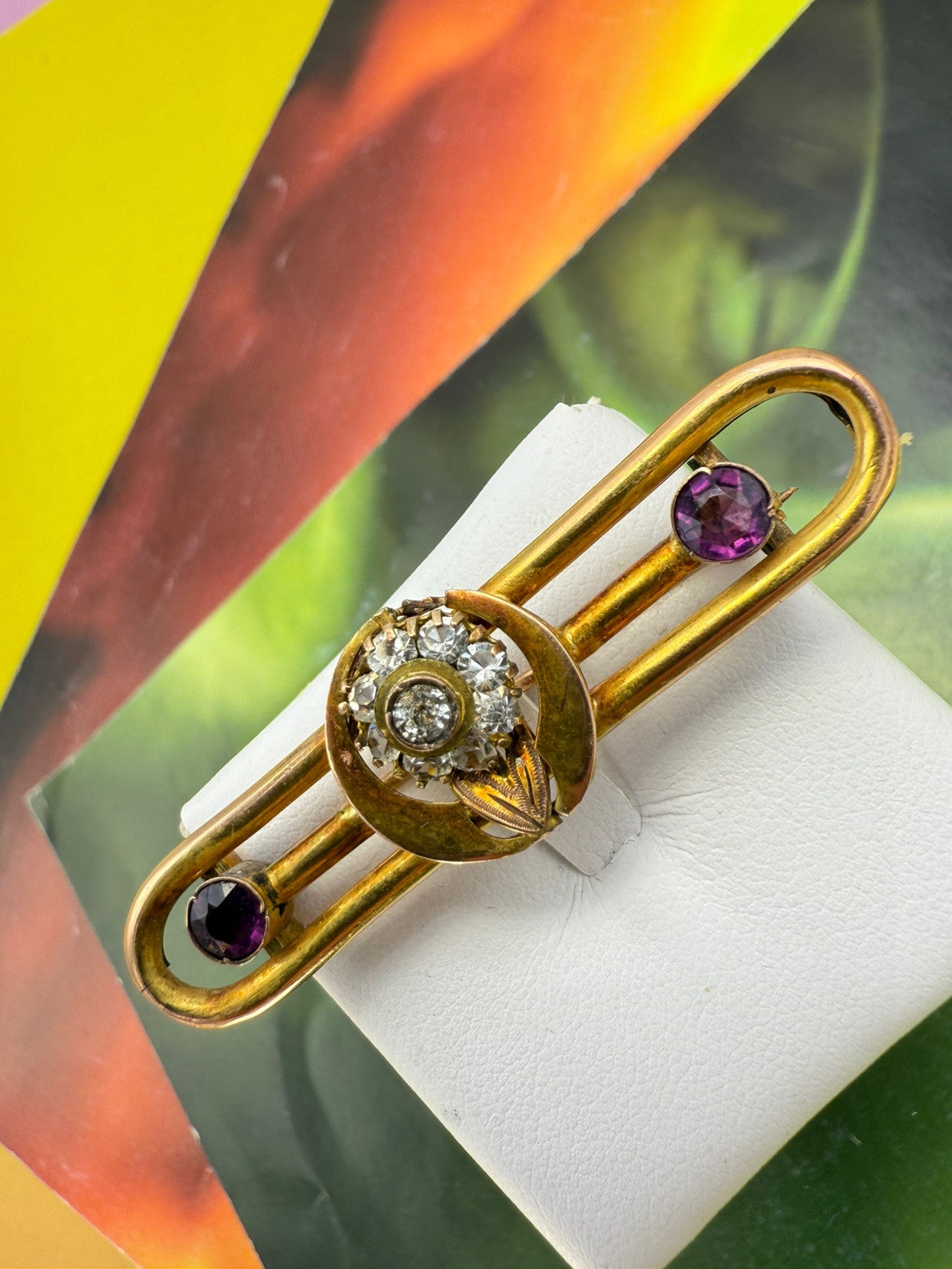 Spilla antica in oro 12 kt con paste vitree bianche e viola, inizi '900