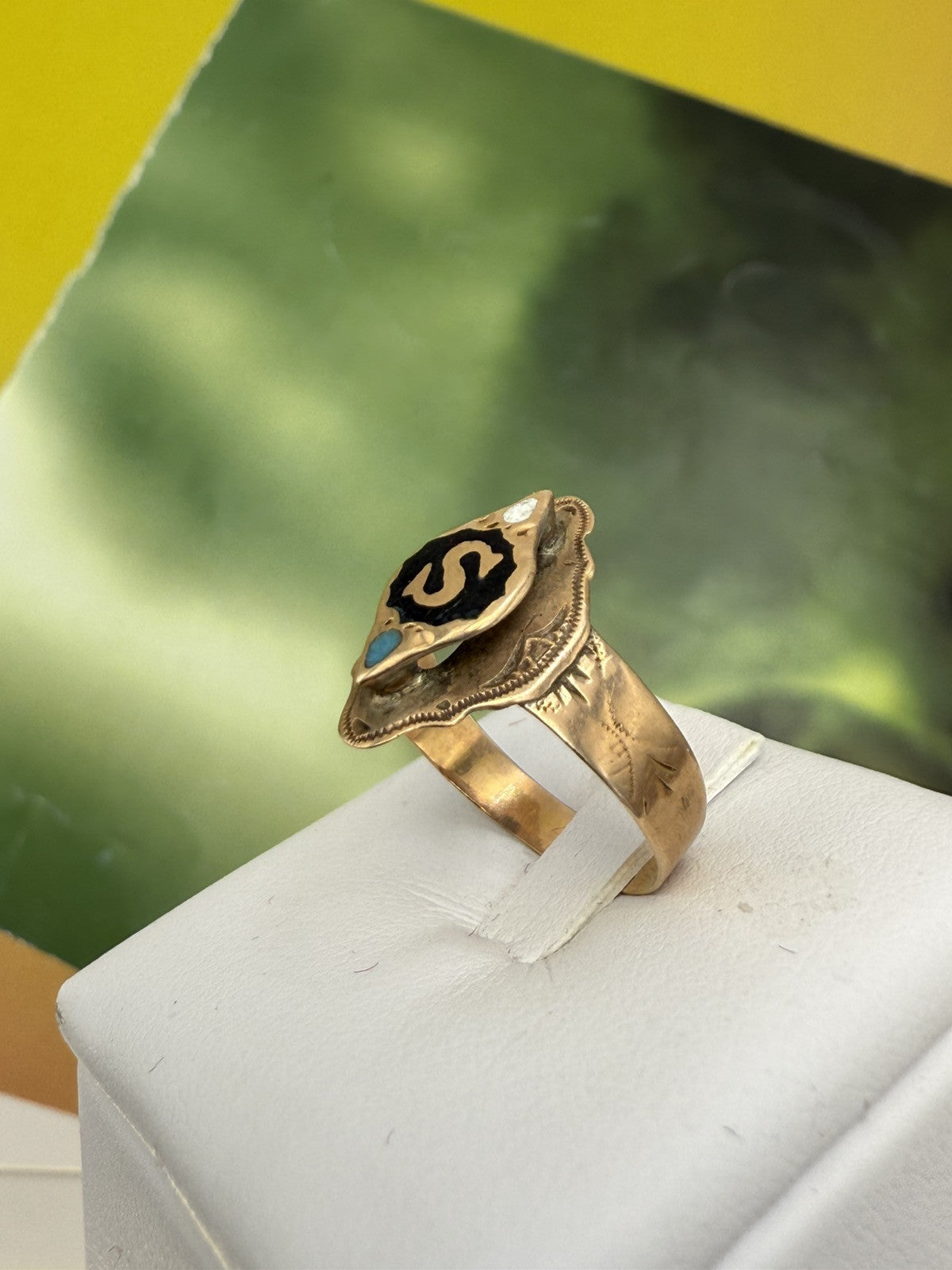 Anello borbonico inciso con lettera S e smalti in oro 6/7 kt, '800 – foto 5