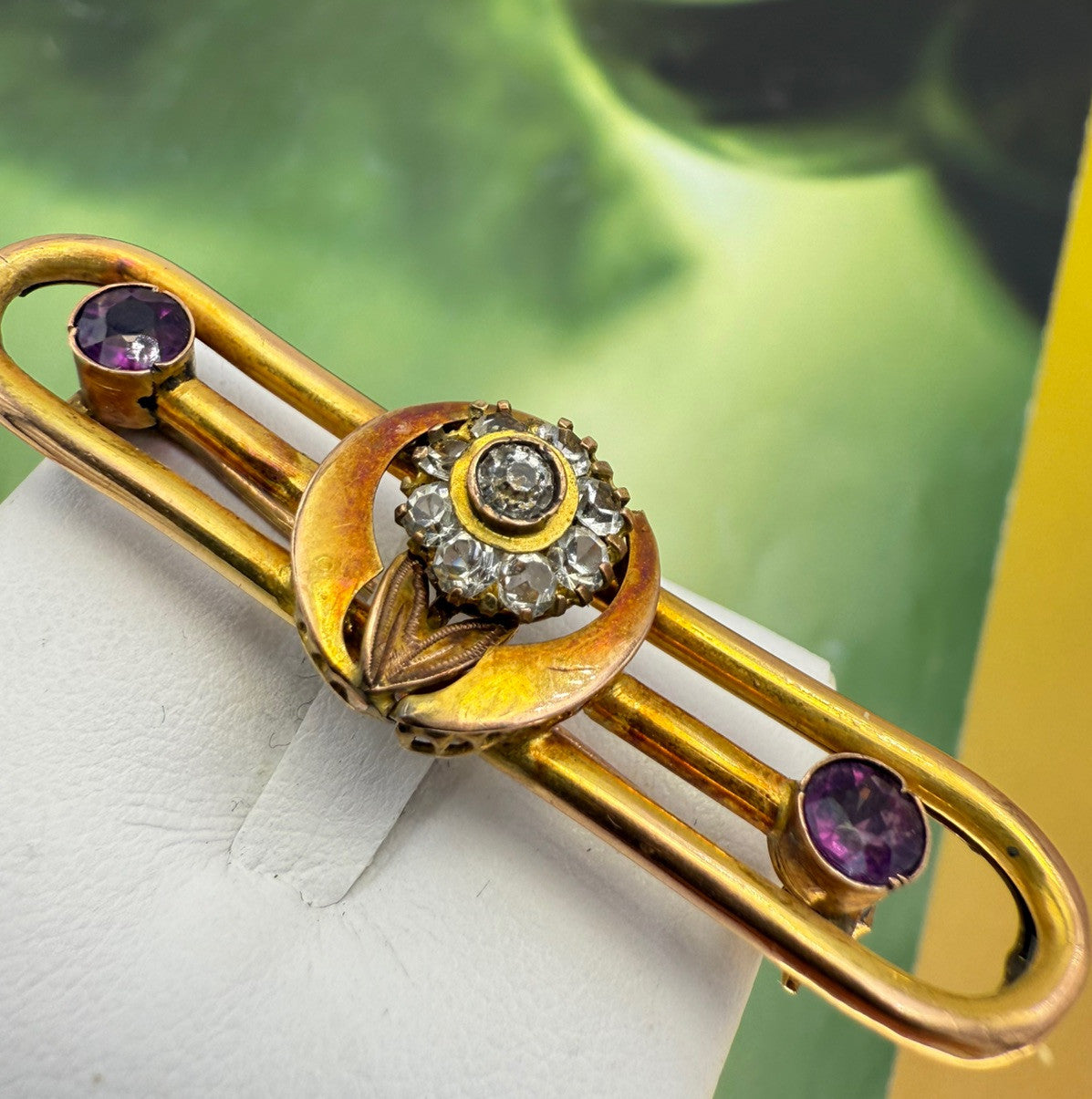 Spilla antica in oro 12 kt con paste vitree bianche e viola, inizi '900 – foto 2