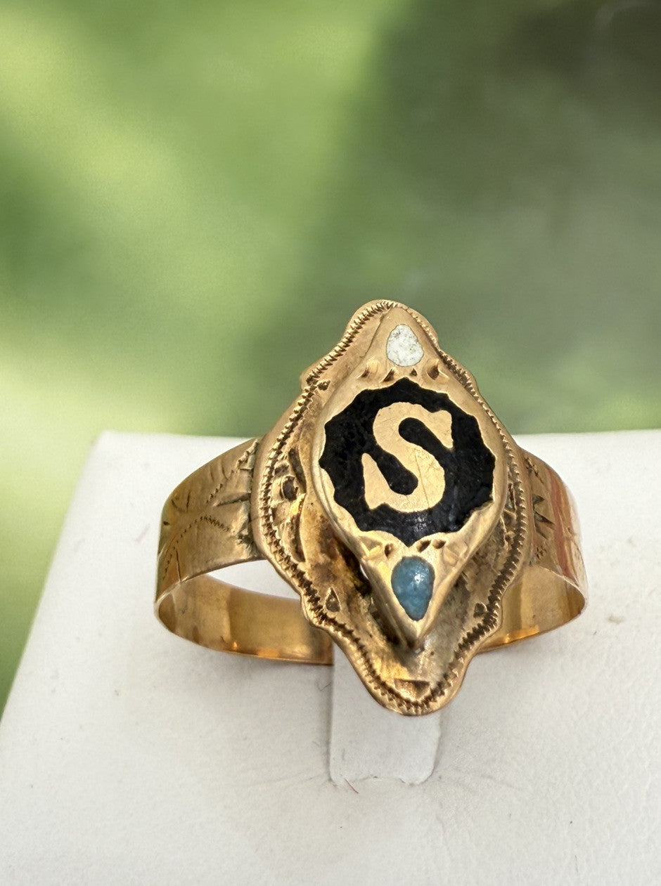 Anello borbonico inciso con lettera S e smalti in oro 6/7 kt, '800 – foto 3