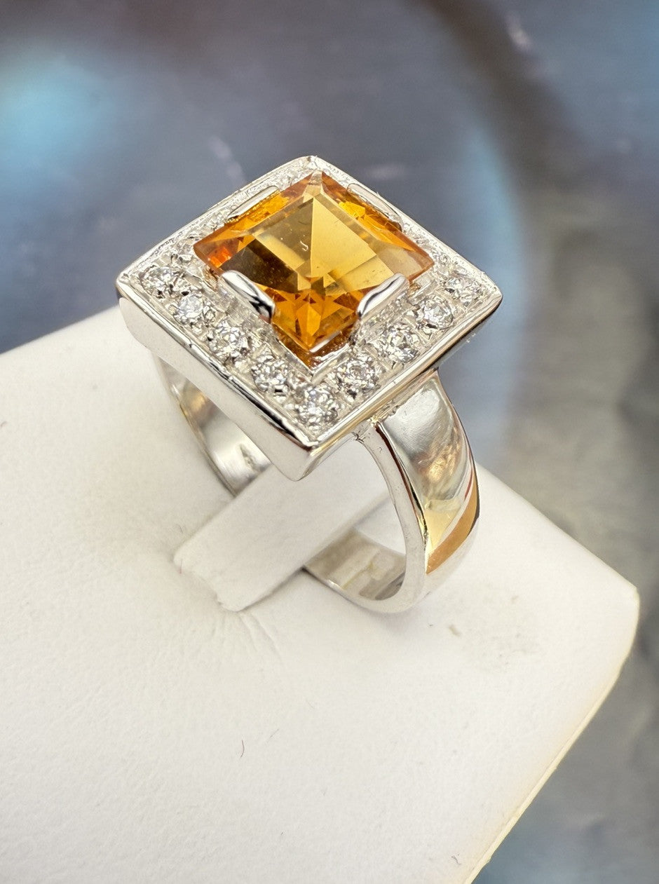 Anello in oro 18 kt con quarzo citrino e contorno di zirconi – foto 2
