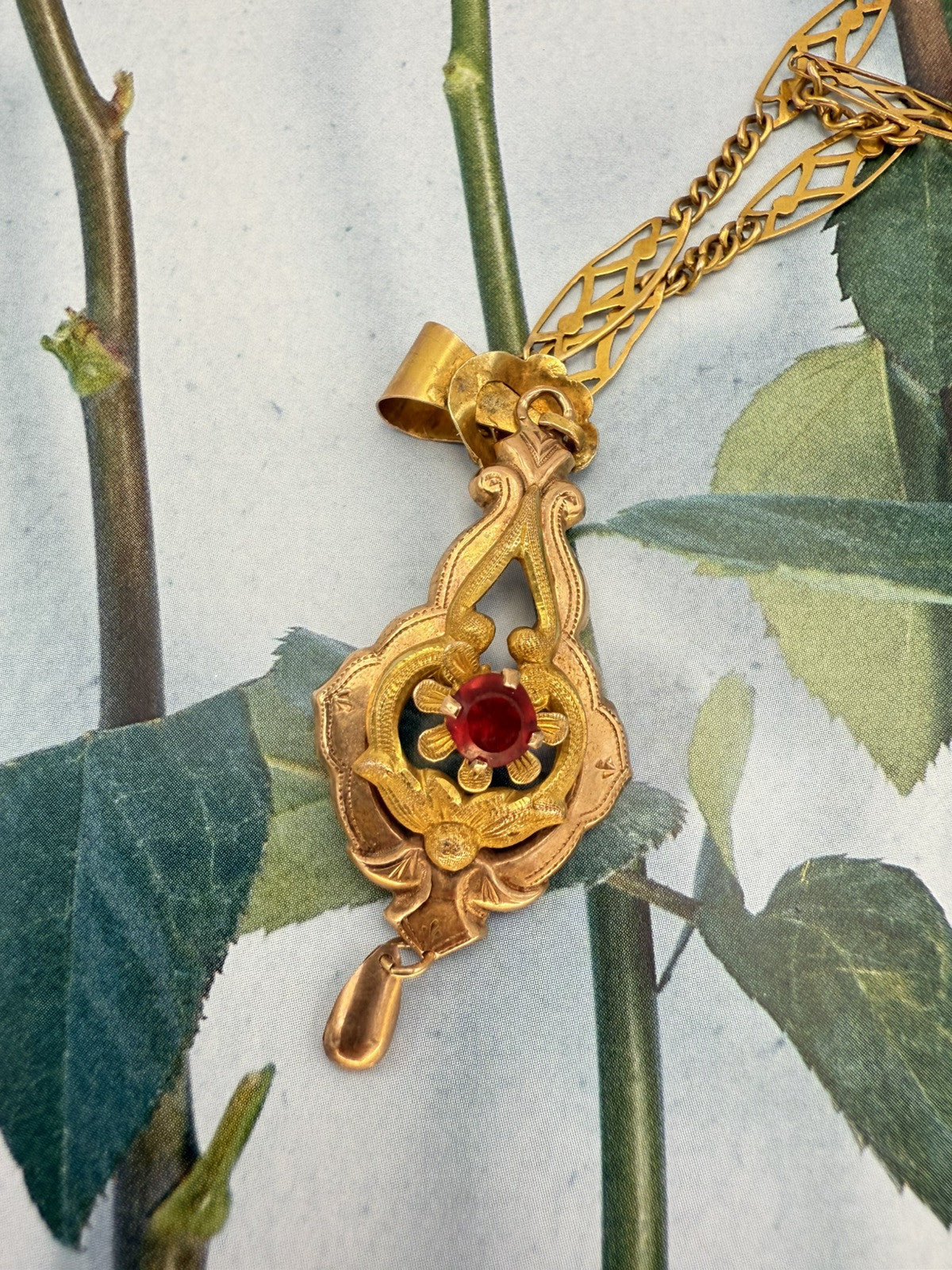 Collana antica in oro 6/7 kt con ciondolo e pietra rossa, inizi '900