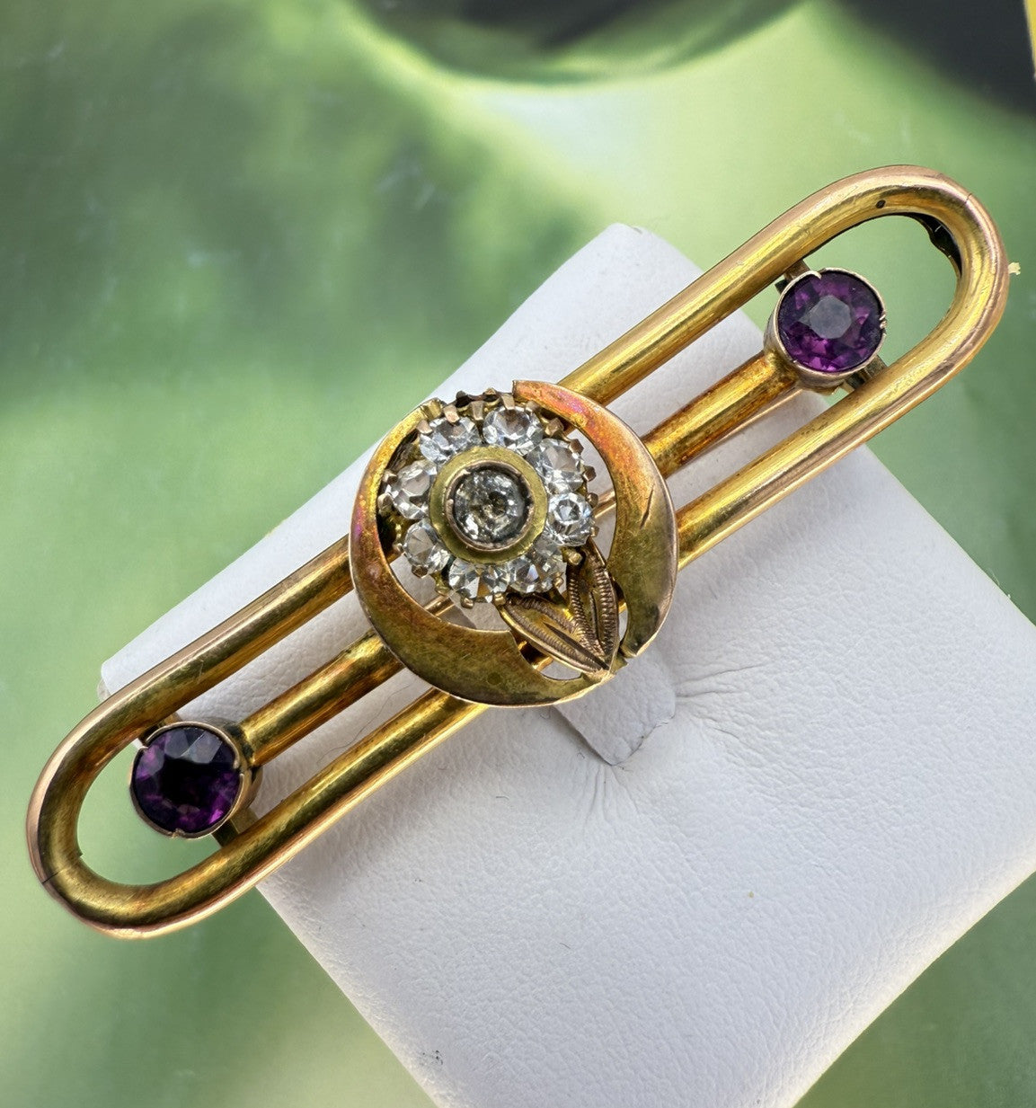 Spilla antica in oro 12 kt con paste vitree bianche e viola, inizi '900 – foto 3